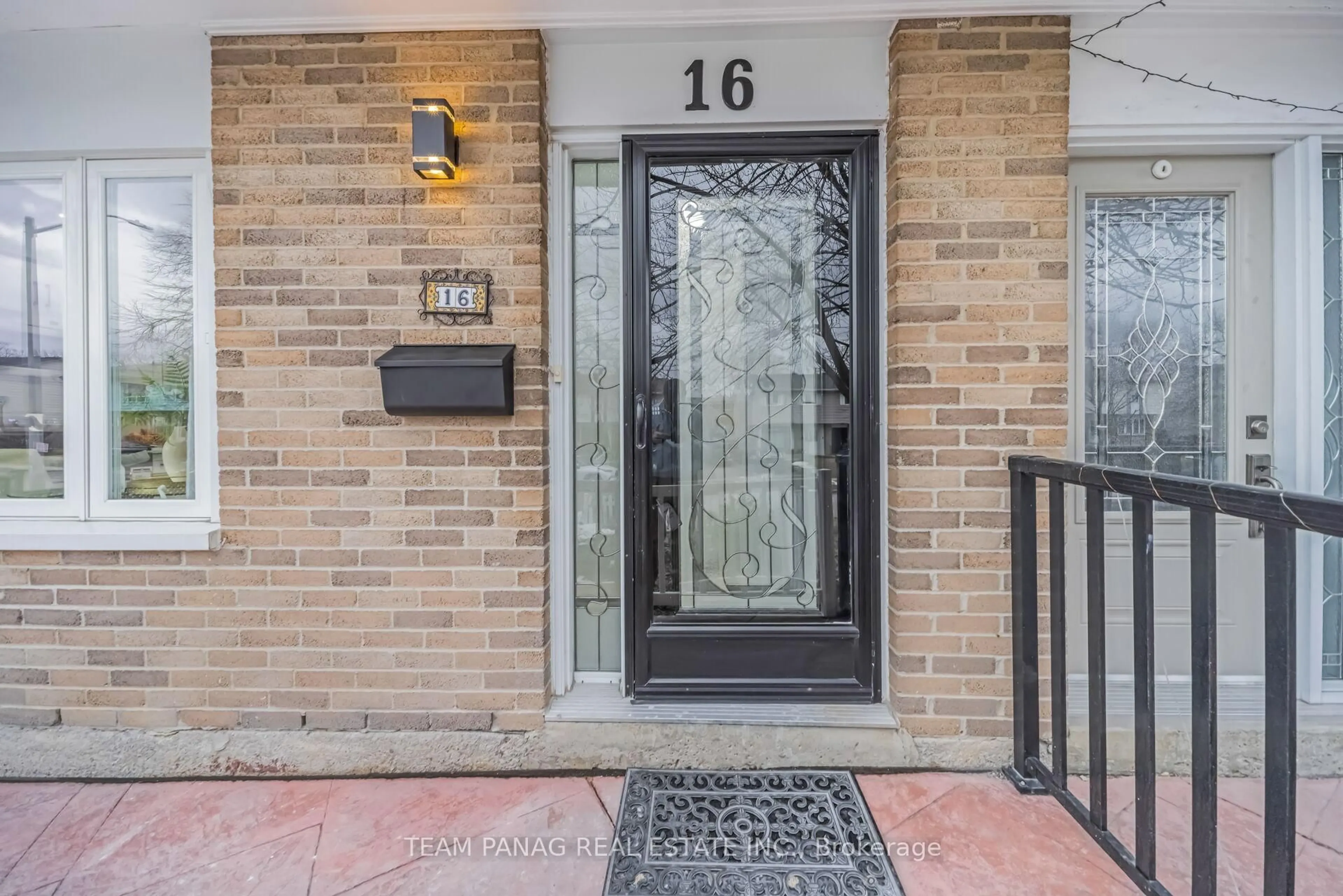 Indoor entryway for 16 Bramhall Circ, Brampton Ontario L6V 2G4