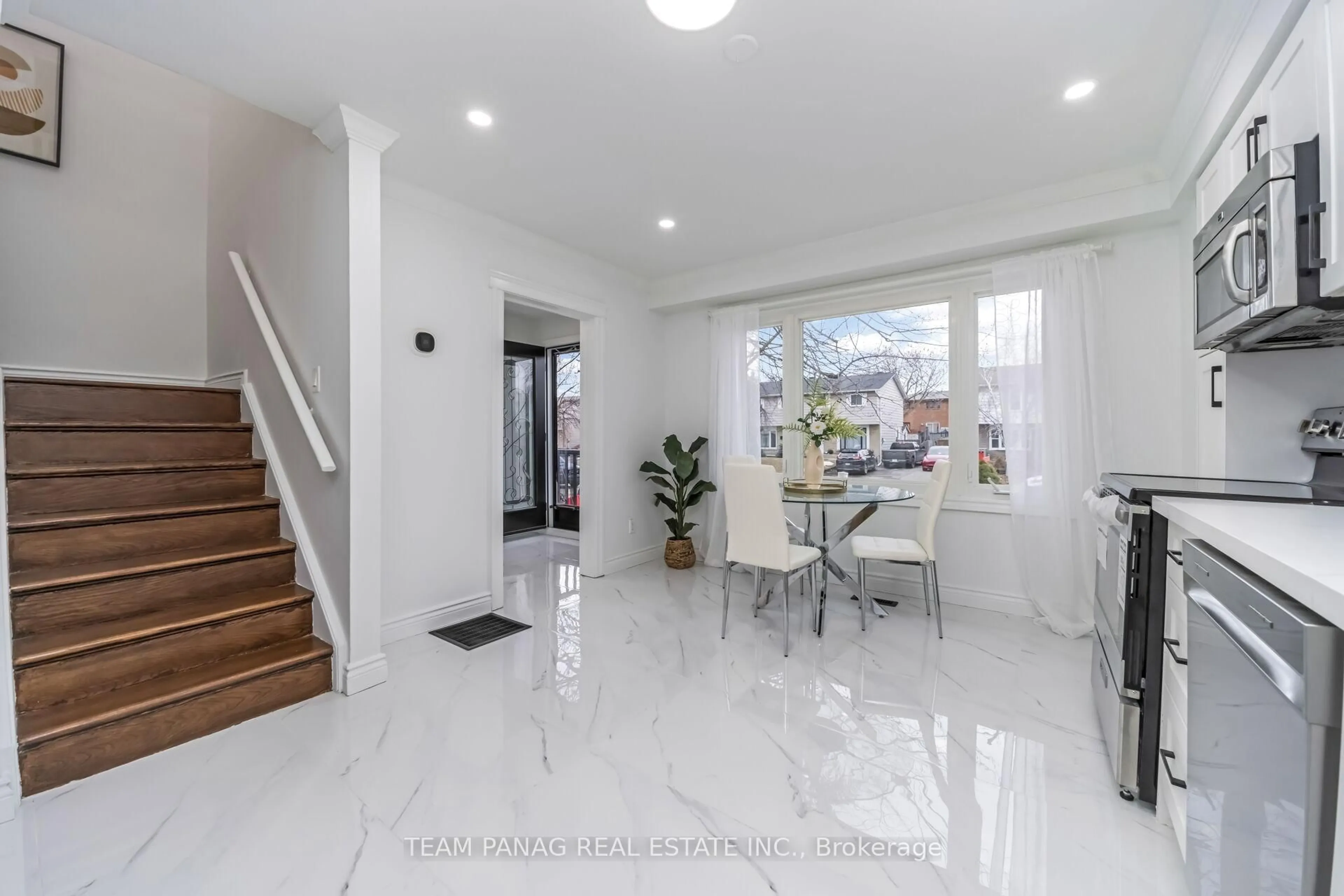 Indoor foyer for 16 Bramhall Circ, Brampton Ontario L6V 2G4