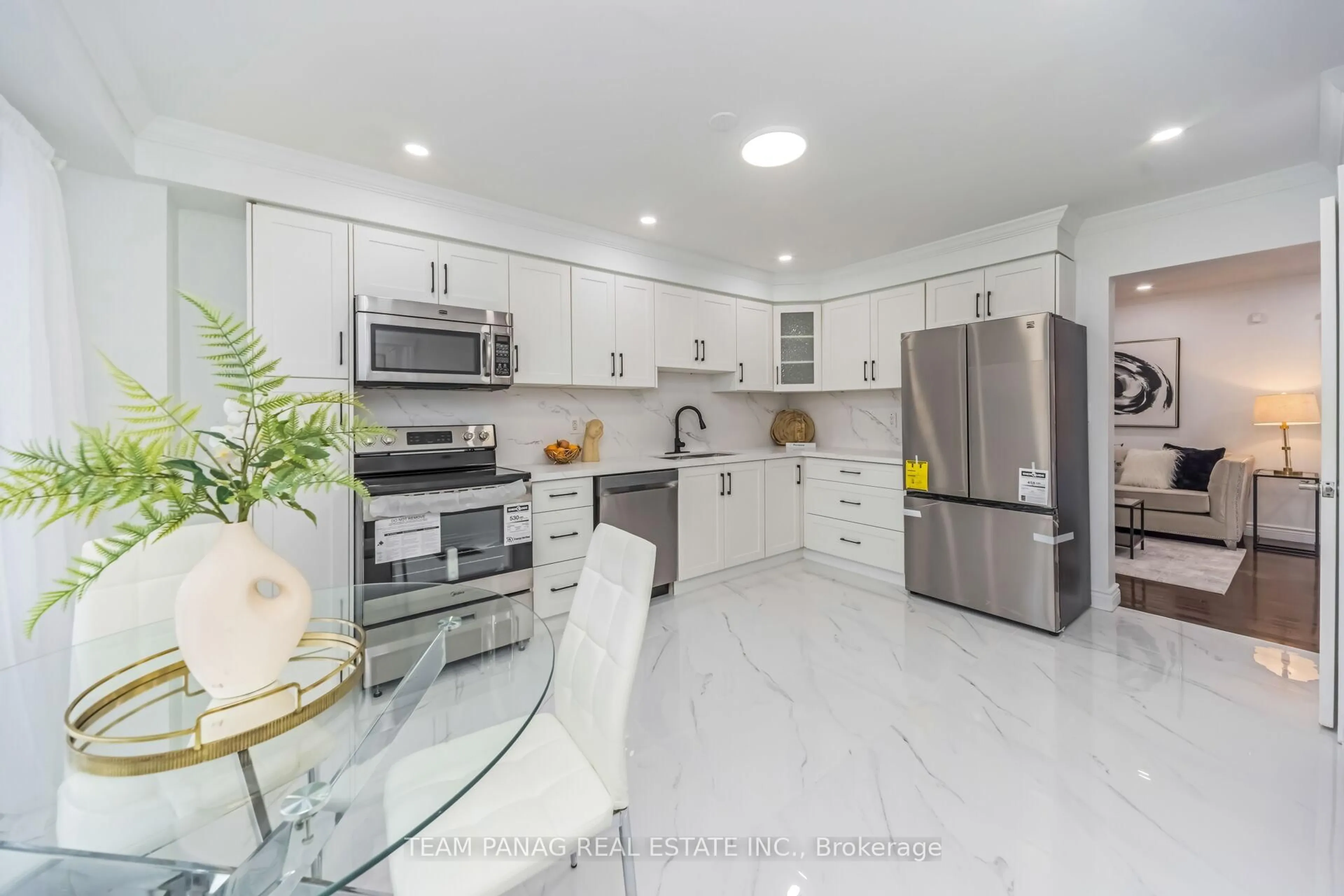 Open concept kitchen, ceramic/tile floor for 16 Bramhall Circ, Brampton Ontario L6V 2G4