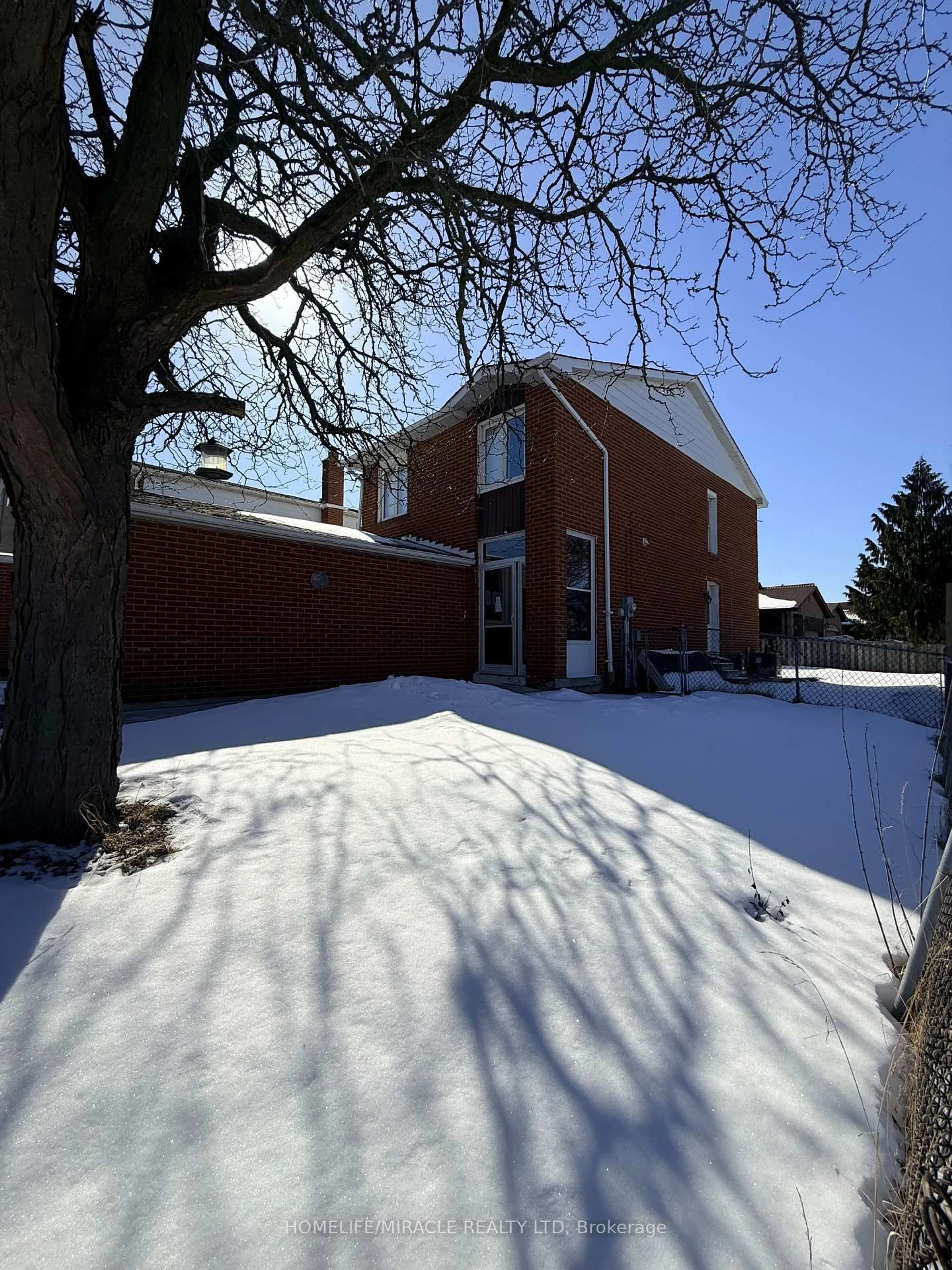 A pic from outside/outdoor area/front of a property/back of a property/a pic from drone, street for 1 Hudson Dr, Brampton Ontario L6Y 2N6