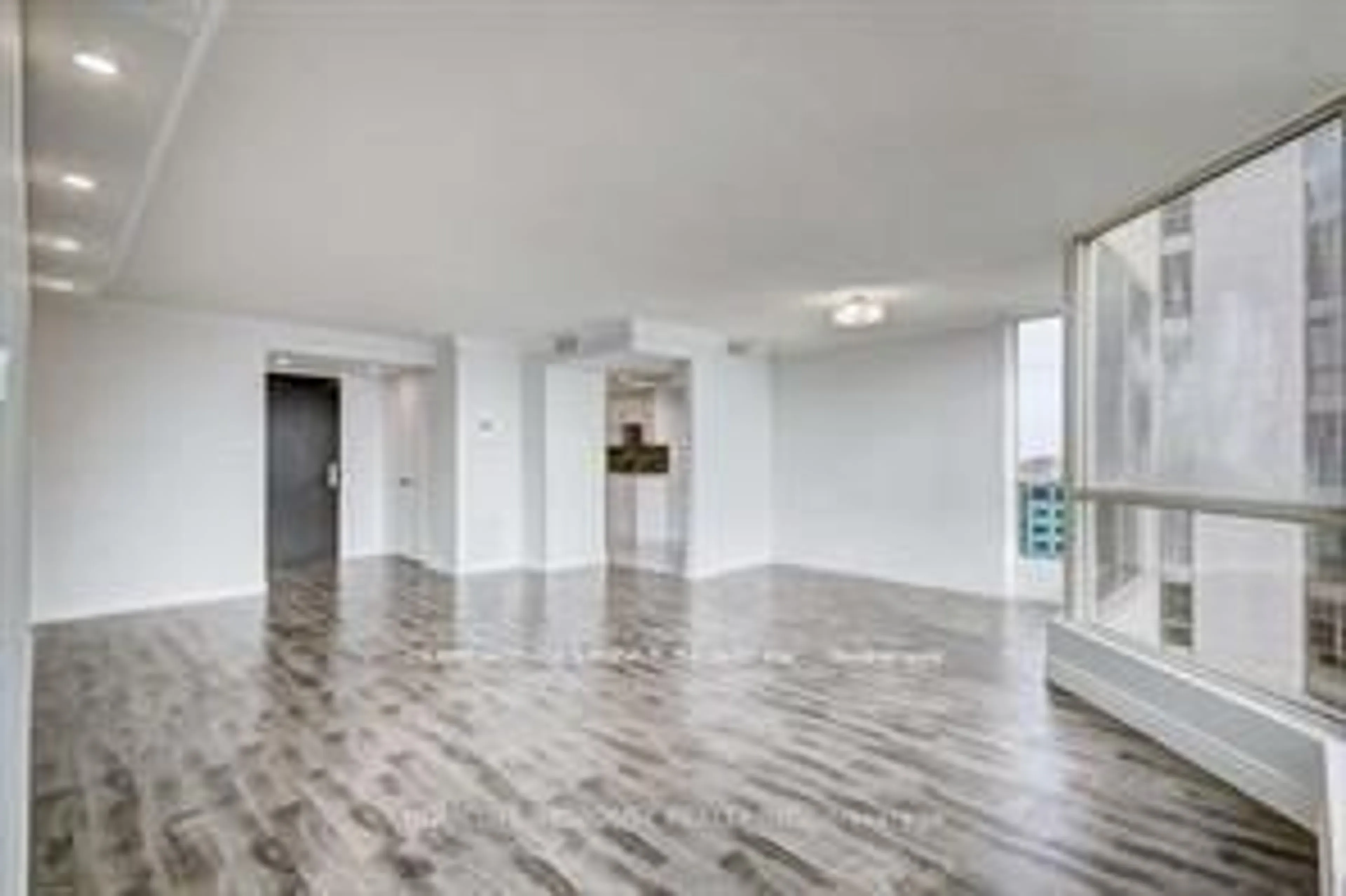 Indoor foyer for 55 Kingsbridge  Garden Circ #1600, Mississauga Ontario L5R 1Y1