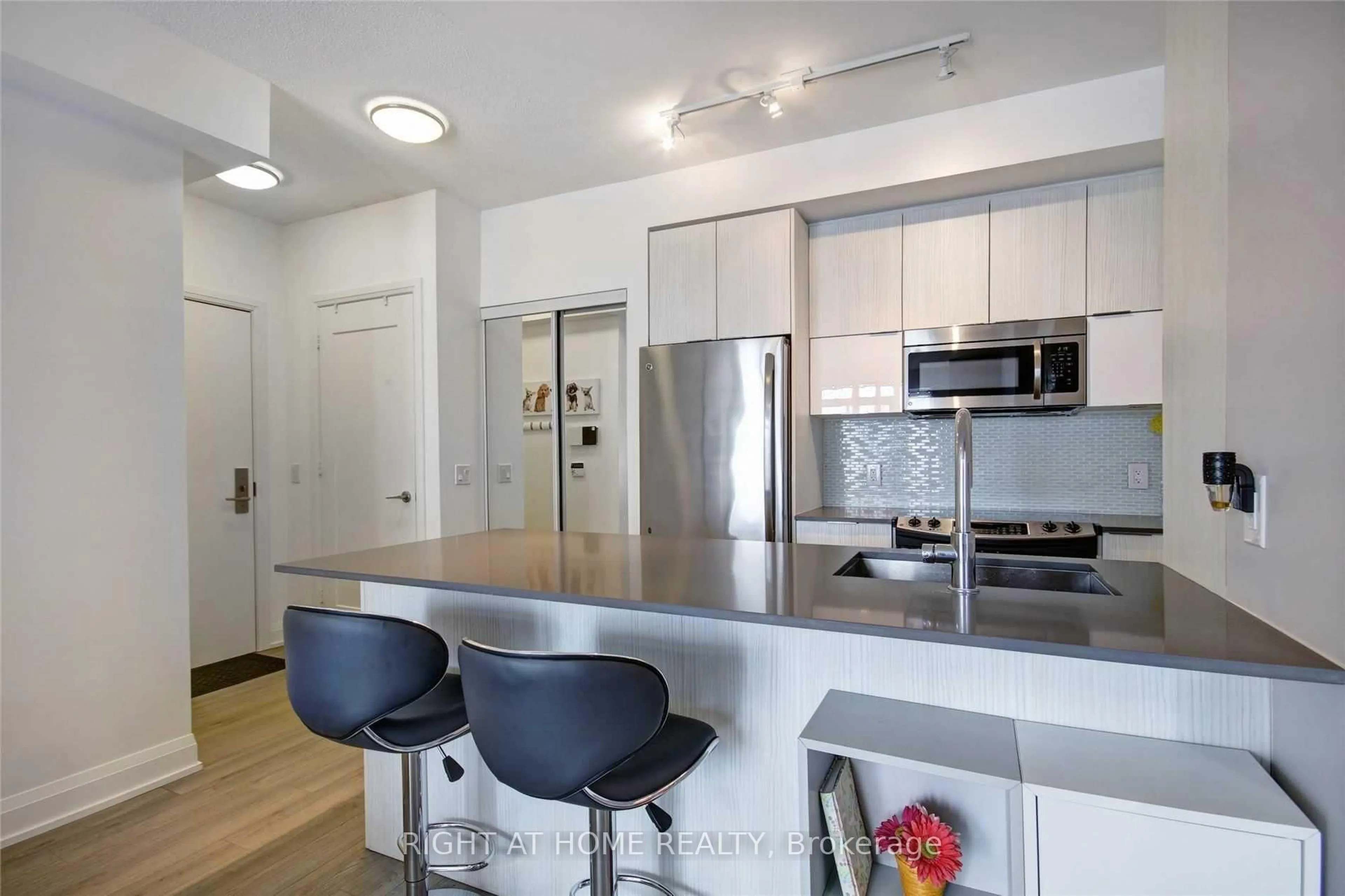 Open concept kitchen, unknown for 56 Annie Craig Dr #3204, Toronto Ontario M8V 0C5