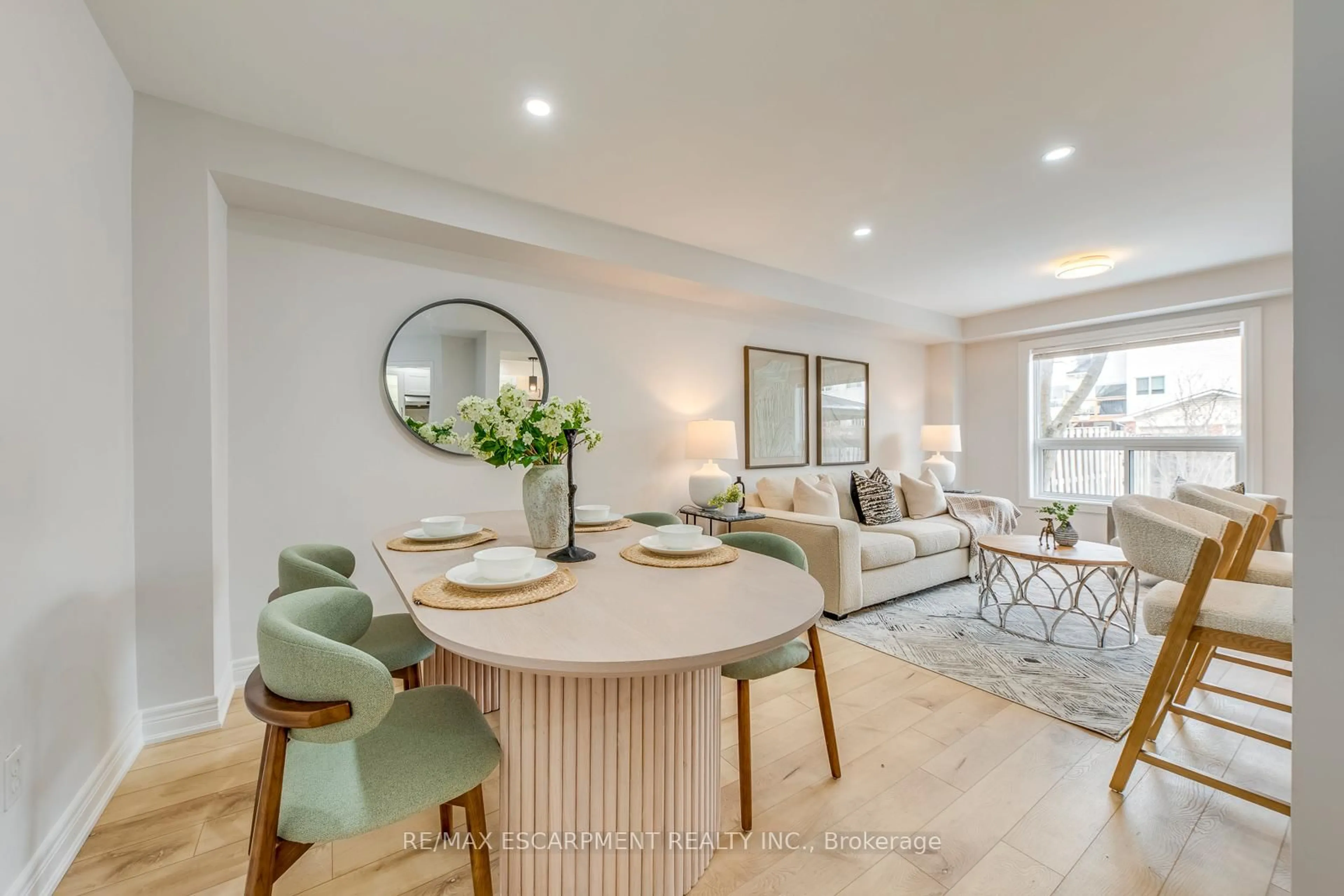 Living room with furniture, unknown for 2350 Grand Ravine Dr #17, Oakville Ontario L6H 6E2