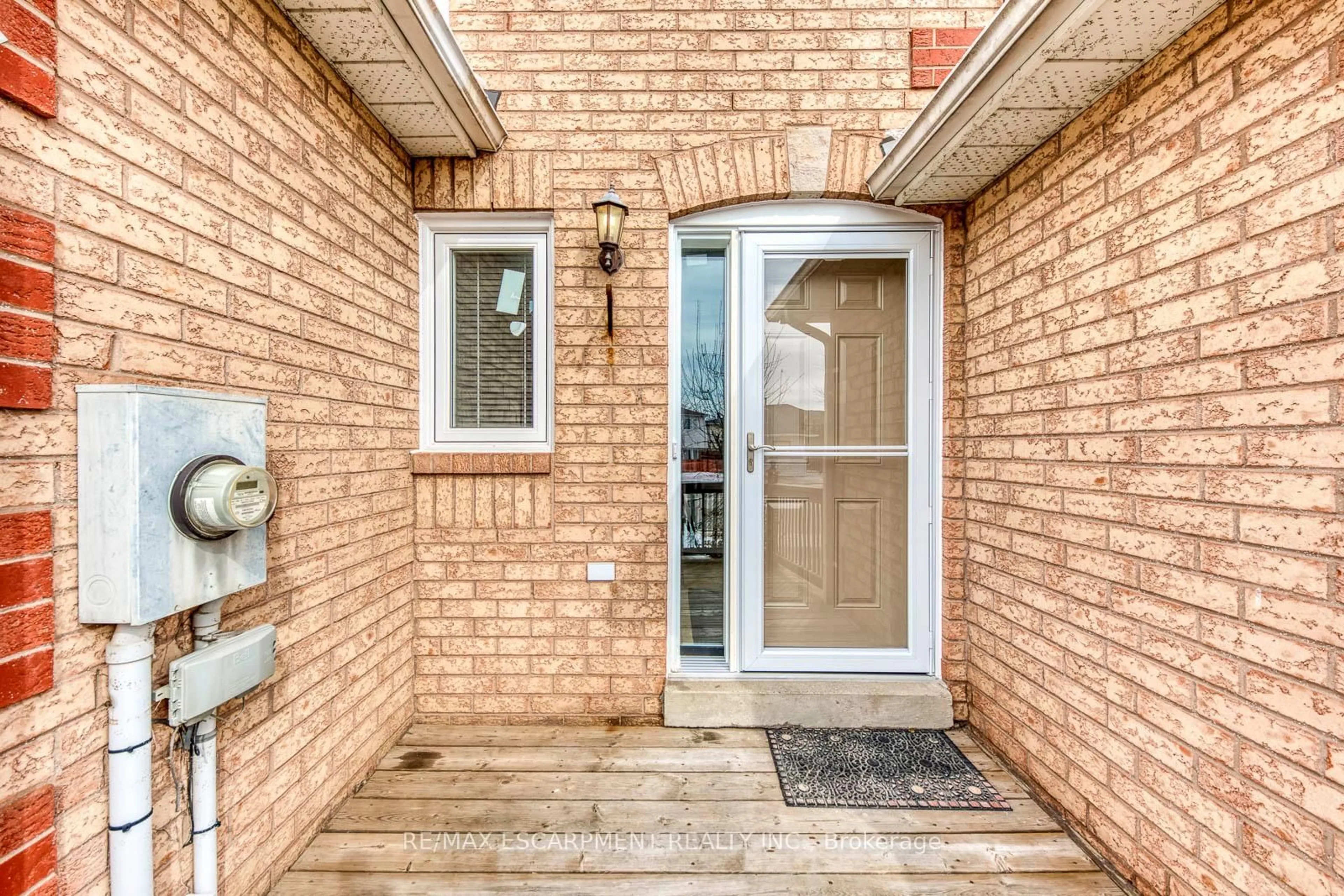 Indoor entryway for 2350 Grand Ravine Dr #17, Oakville Ontario L6H 6E2