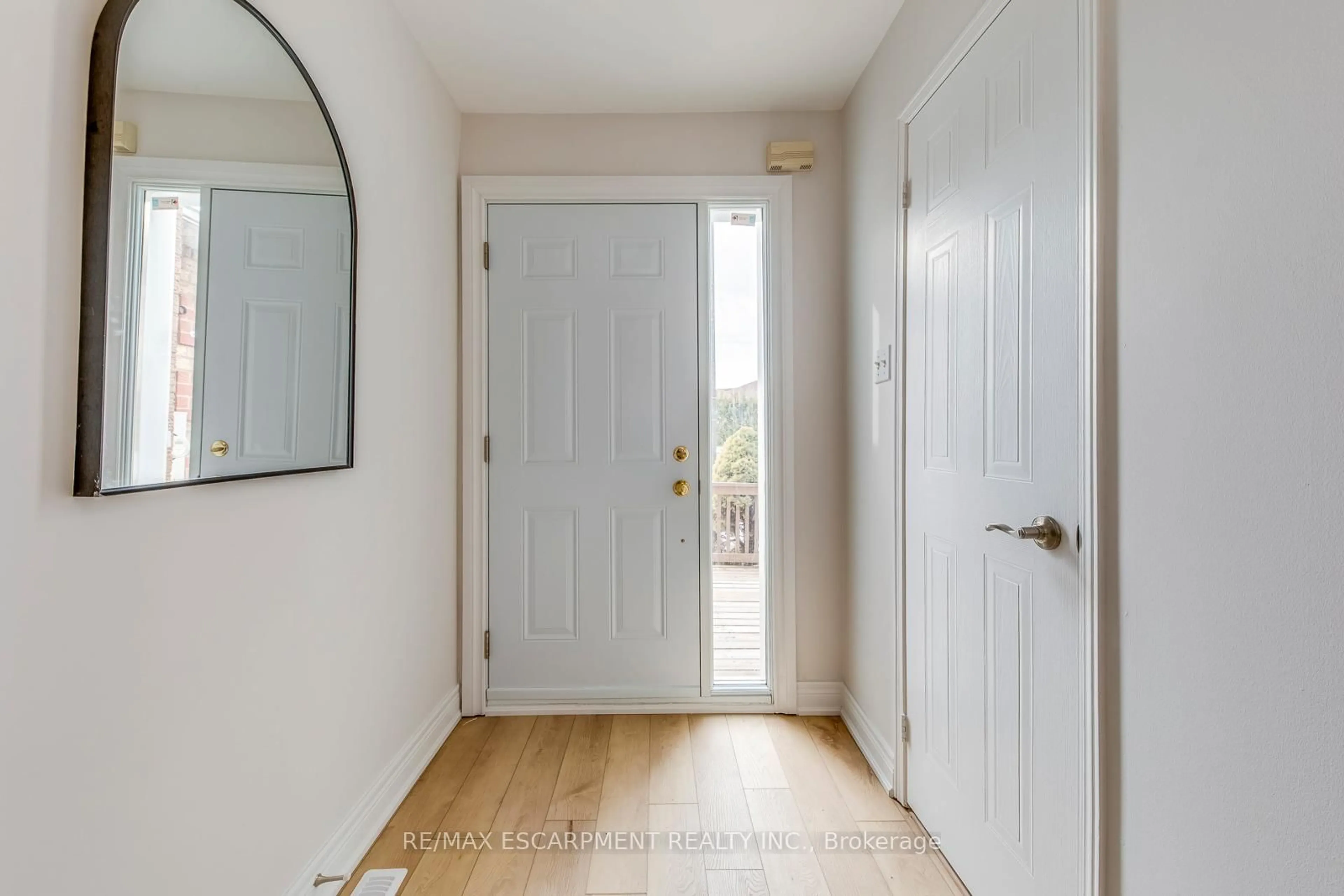 Indoor entryway for 2350 Grand Ravine Dr #17, Oakville Ontario L6H 6E2