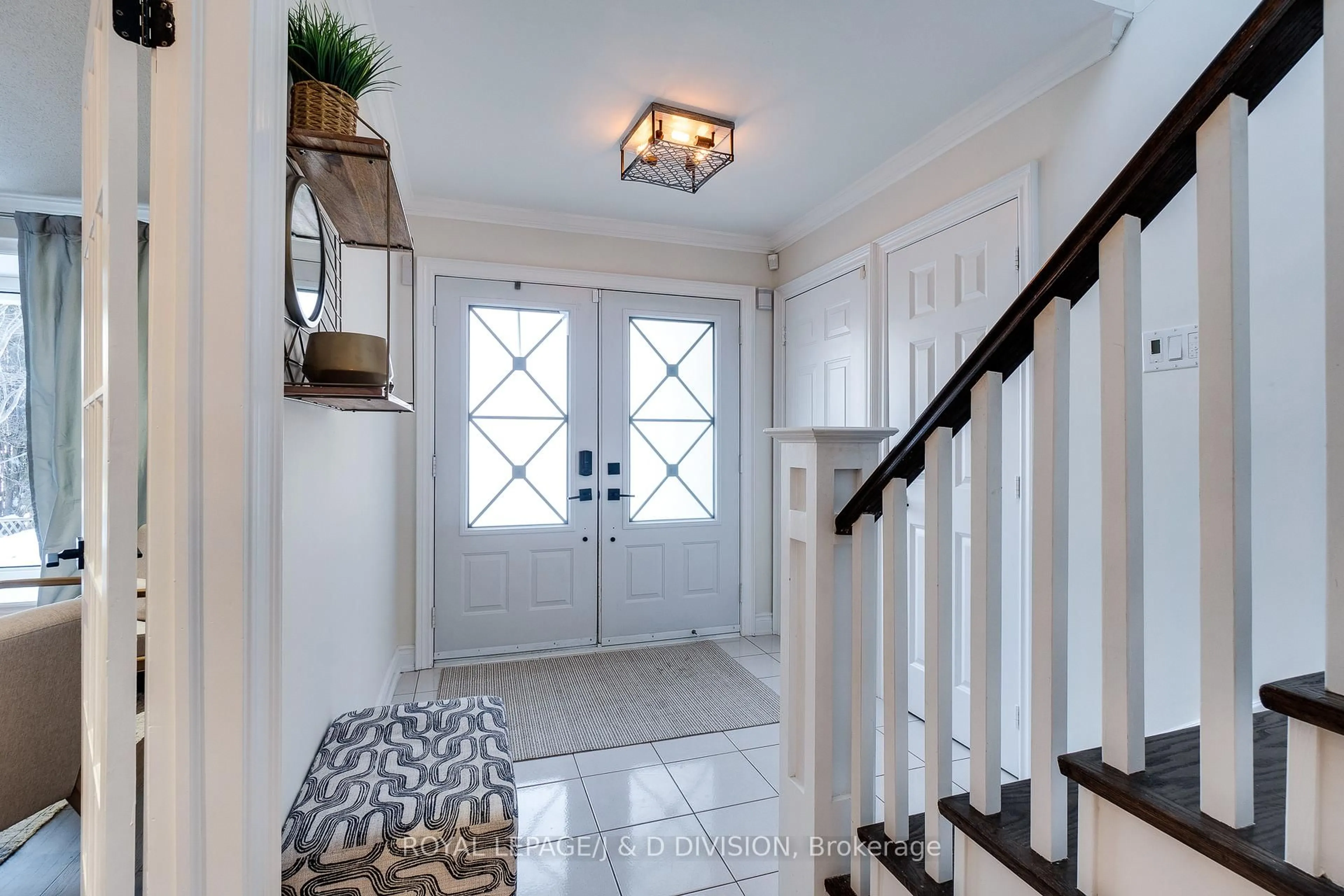 Indoor entryway for 365 Lynn Pl, Oakville Ontario L6H 2C5