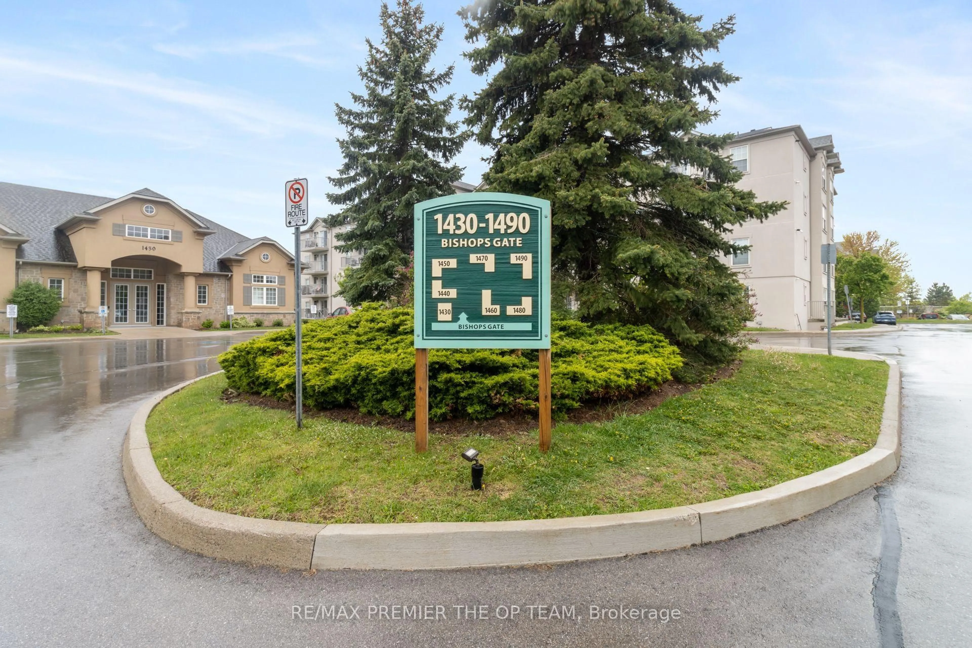 Patio, street for 1440 Bishops Gate #404, Oakville Ontario L6M 4M9