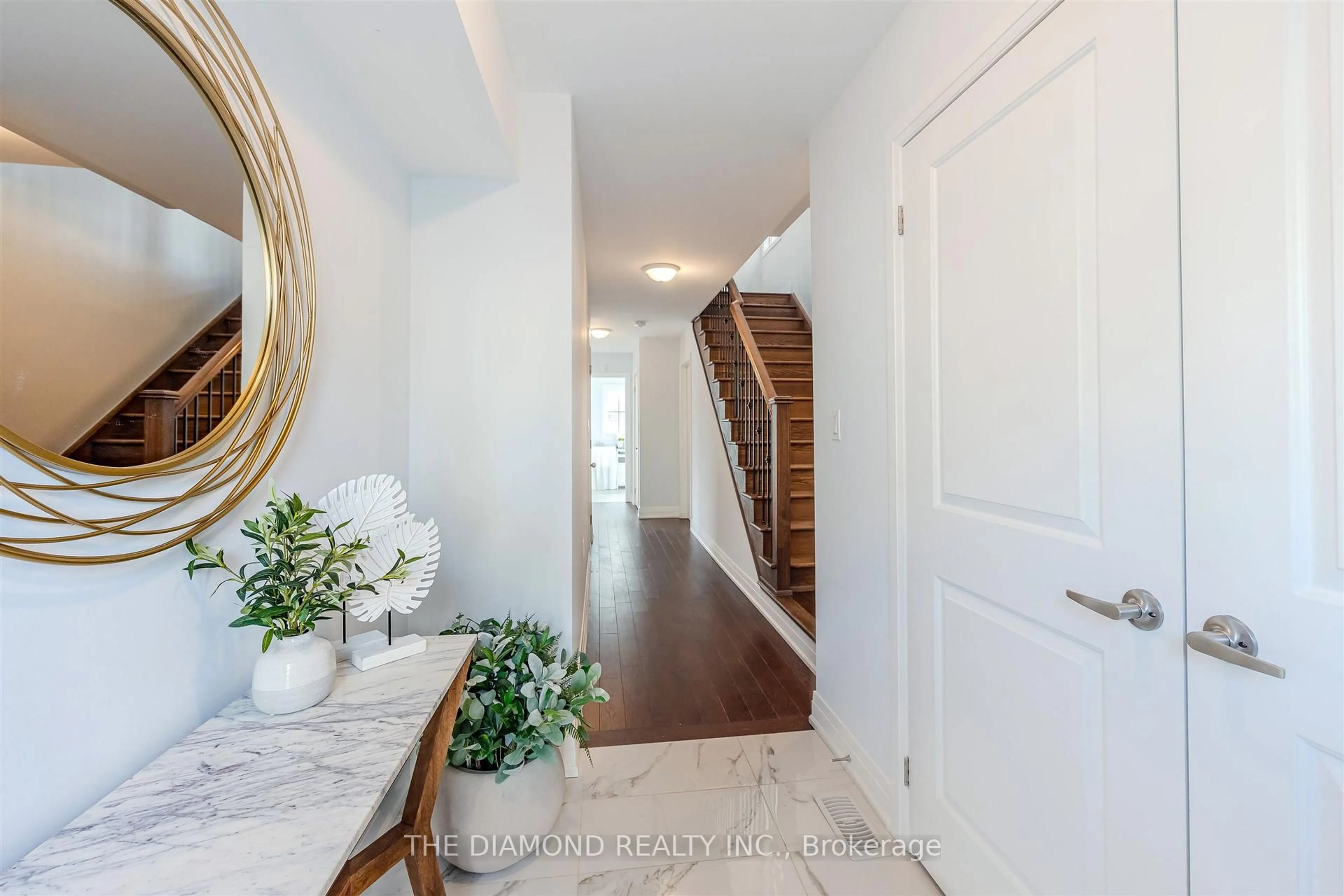 Indoor entryway for 2122 Royal Gala Circ, Mississauga Ontario L4Y 1Z2