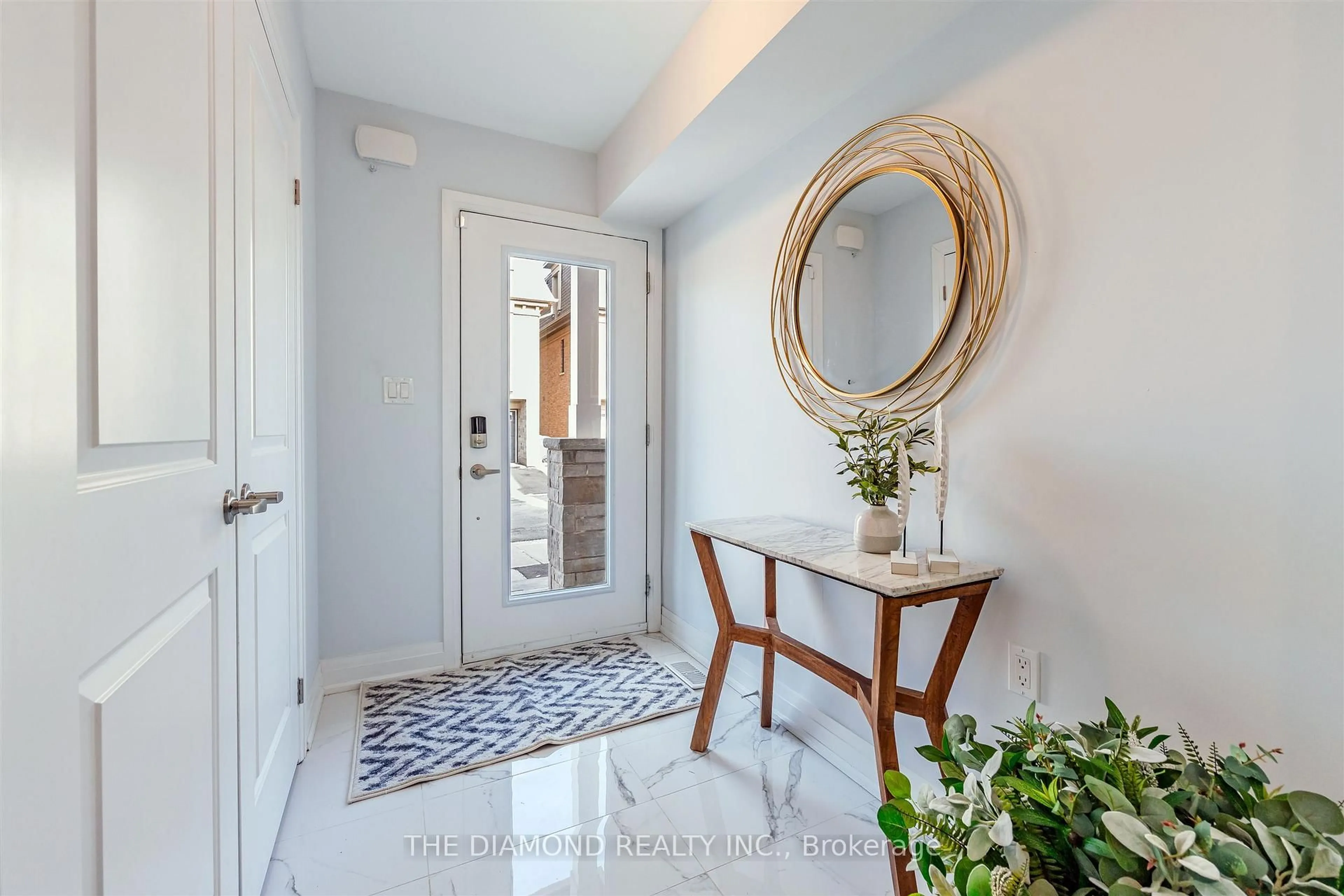 Indoor entryway for 2122 Royal Gala Circ, Mississauga Ontario L4Y 1Z2