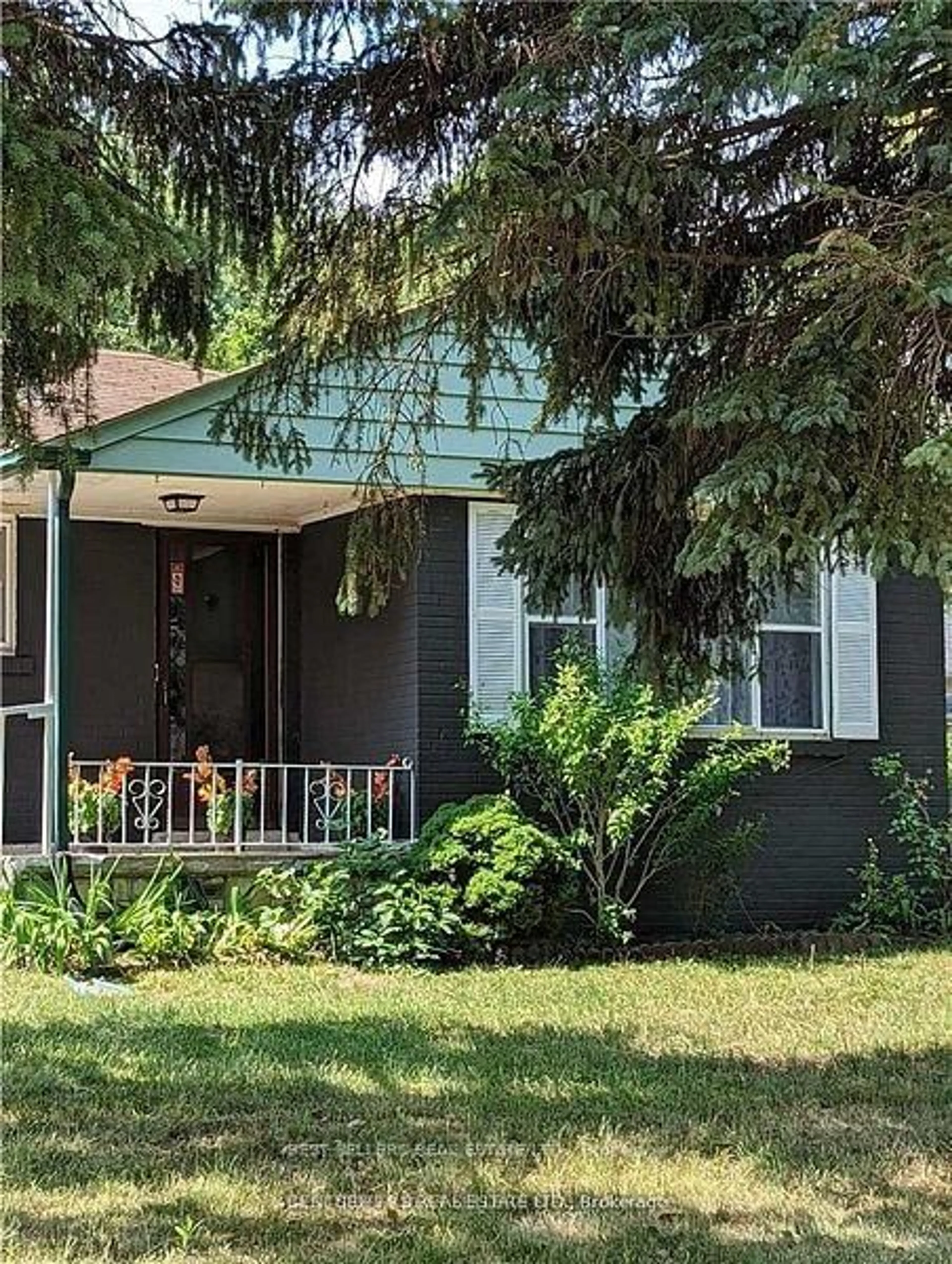 Home with vinyl exterior material, street for 320 Ashbury Rd, Oakville Ontario L6K 2M4