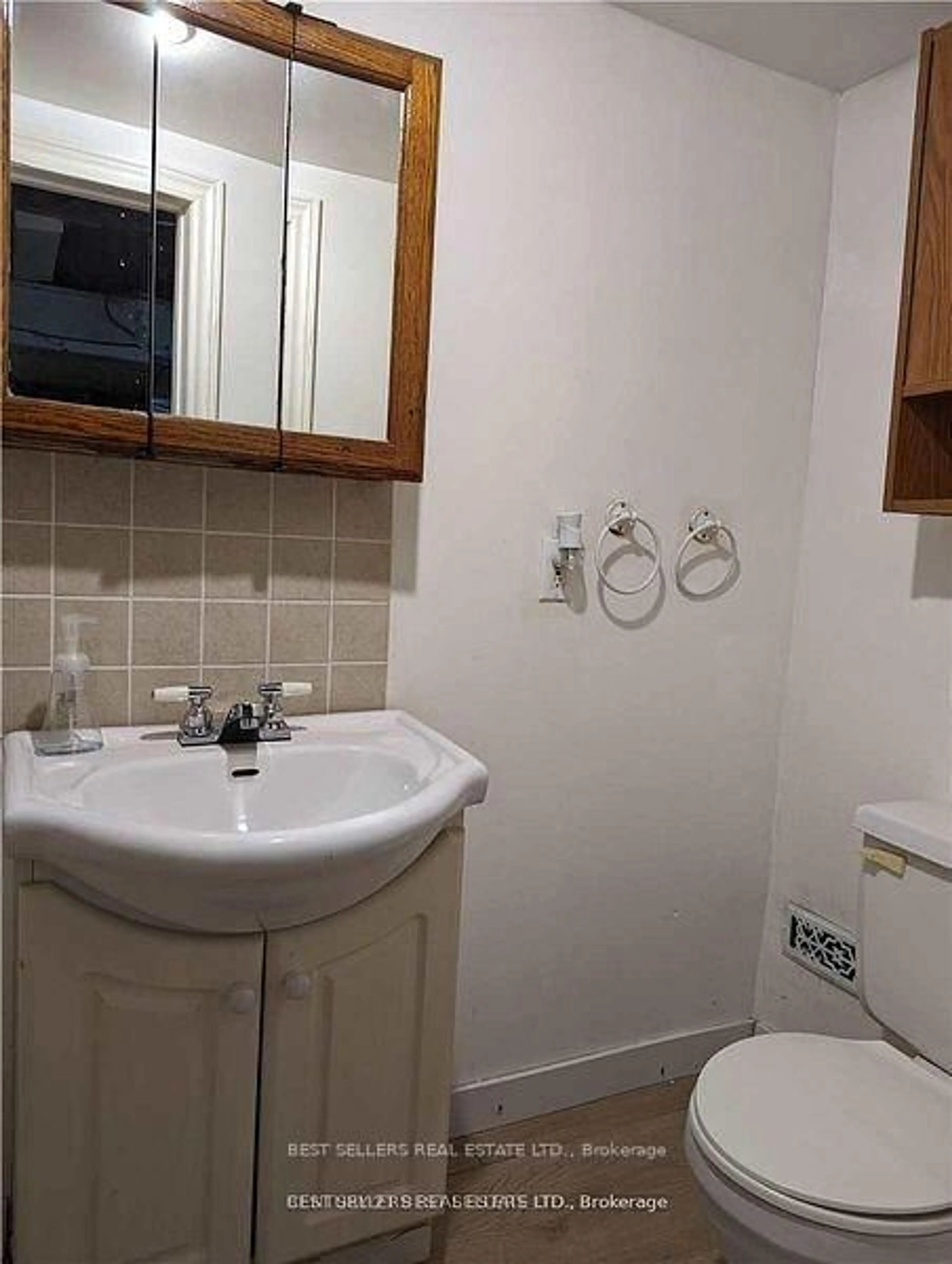 Standard bathroom, unknown for 320 Ashbury Rd, Oakville Ontario L6K 2M4