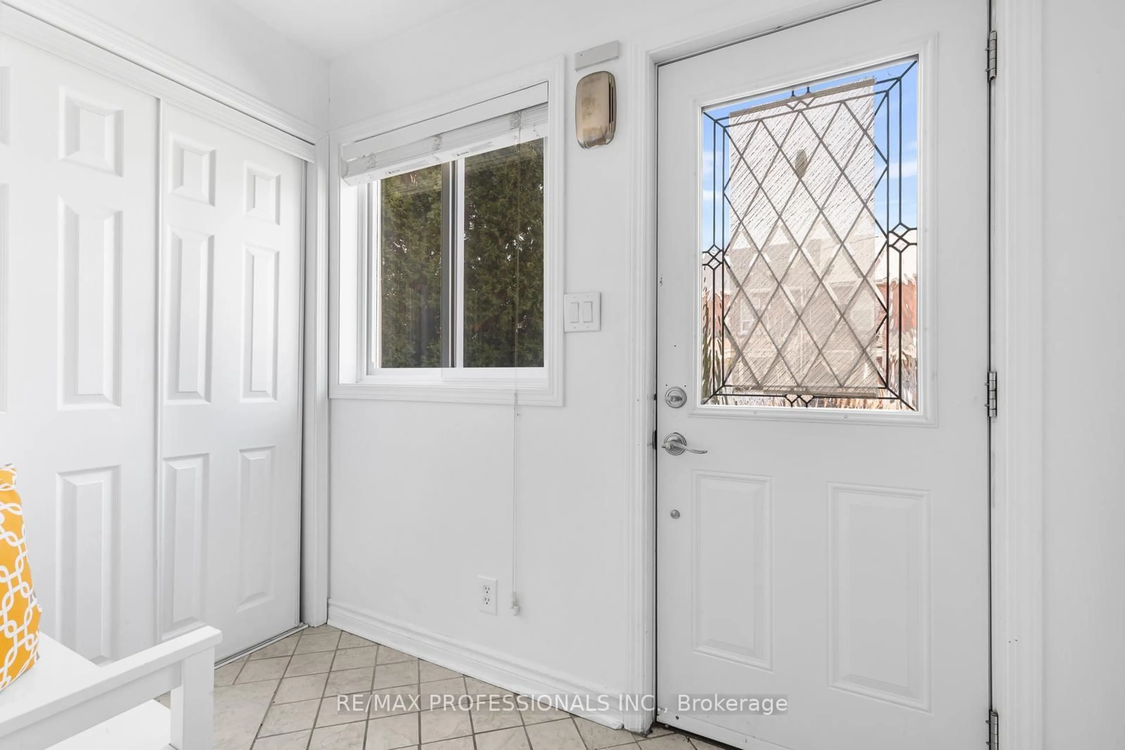 Indoor entryway for 1 Gray Ave, Toronto Ontario M6N 4S5