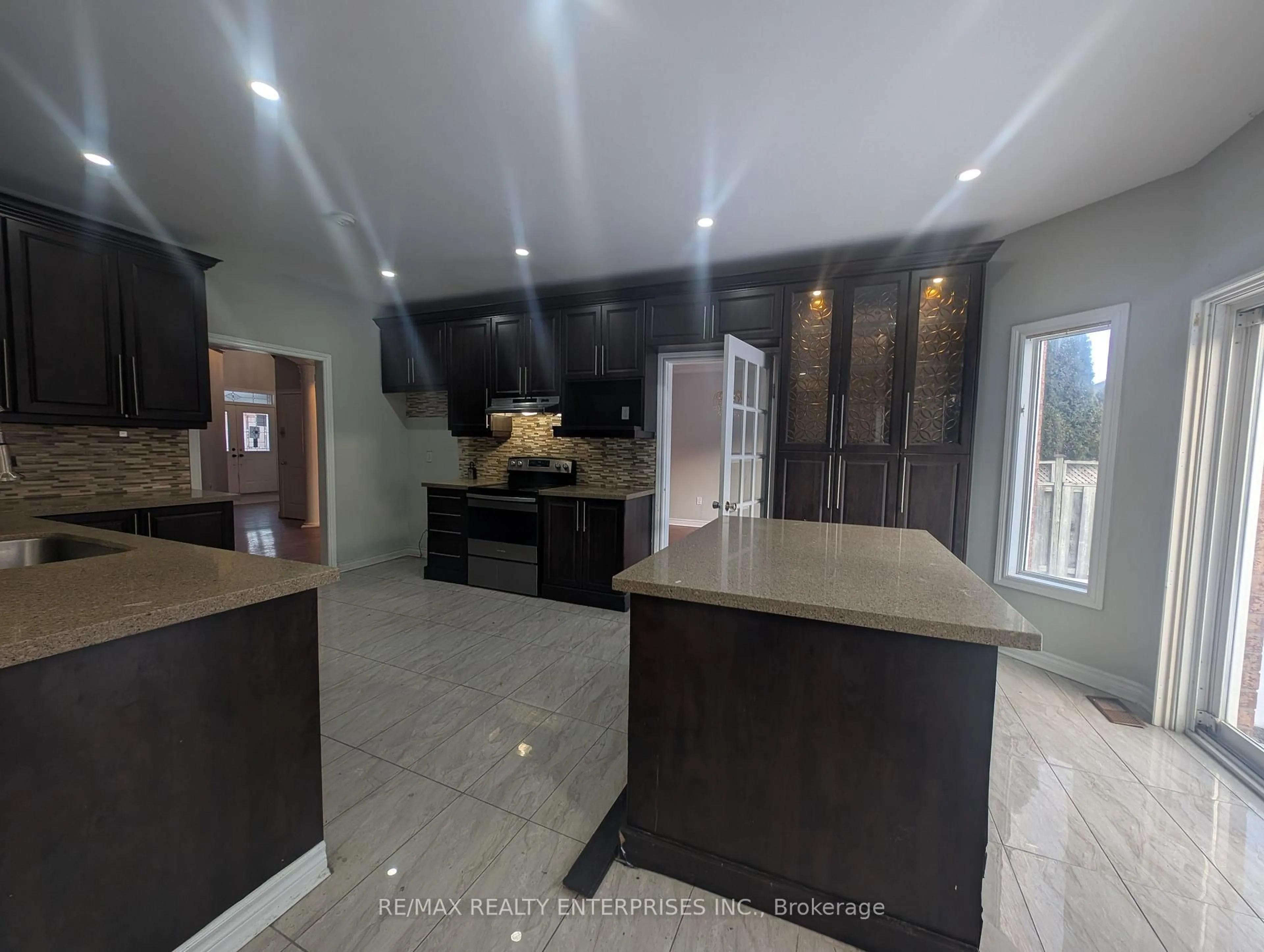Open concept kitchen, ceramic/tile floor for 5914 Long Valley Rd, Mississauga Ontario L5M 6J6