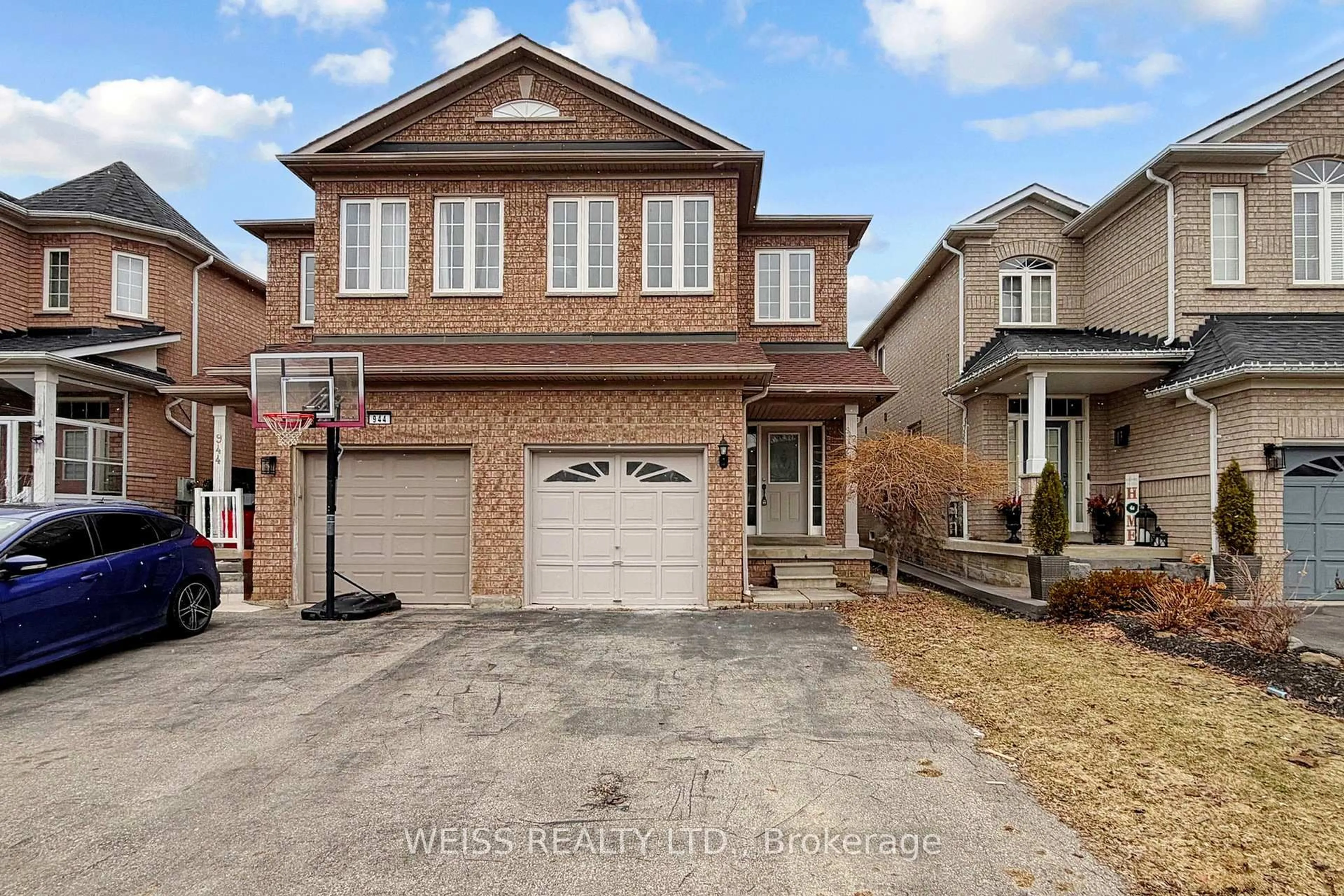 Home with brick exterior material, street for 942 Khan Cres, Mississauga Ontario L5V 2P7