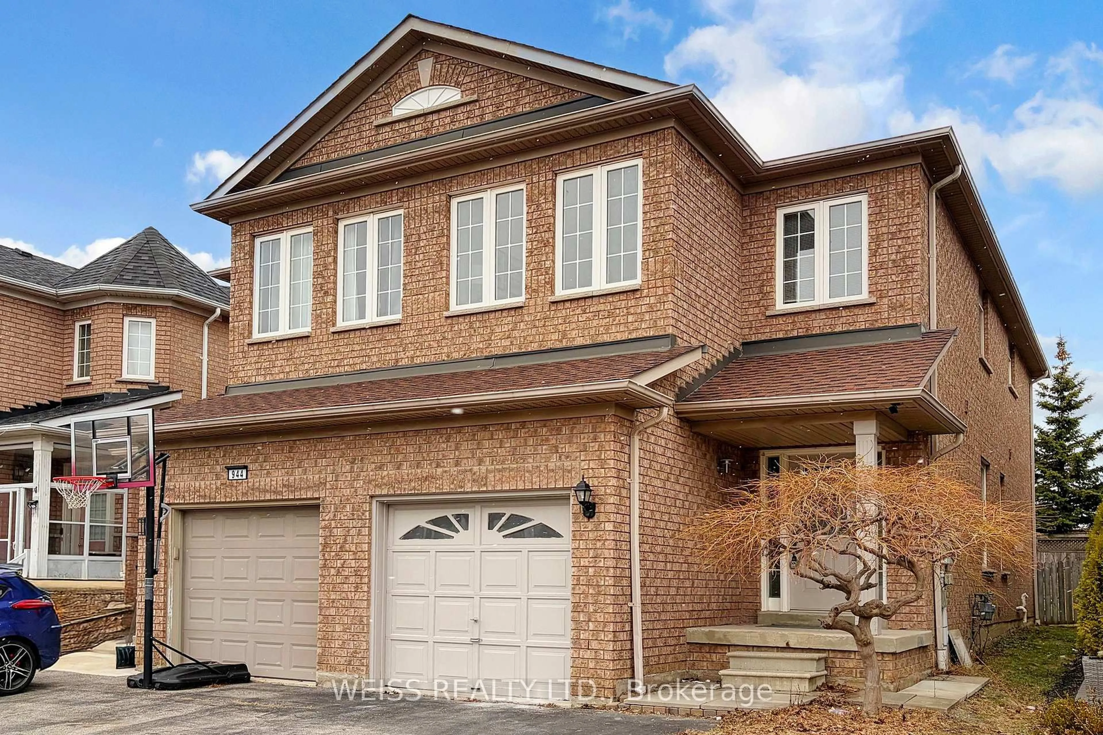 Home with brick exterior material, street for 942 Khan Cres, Mississauga Ontario L5V 2P7