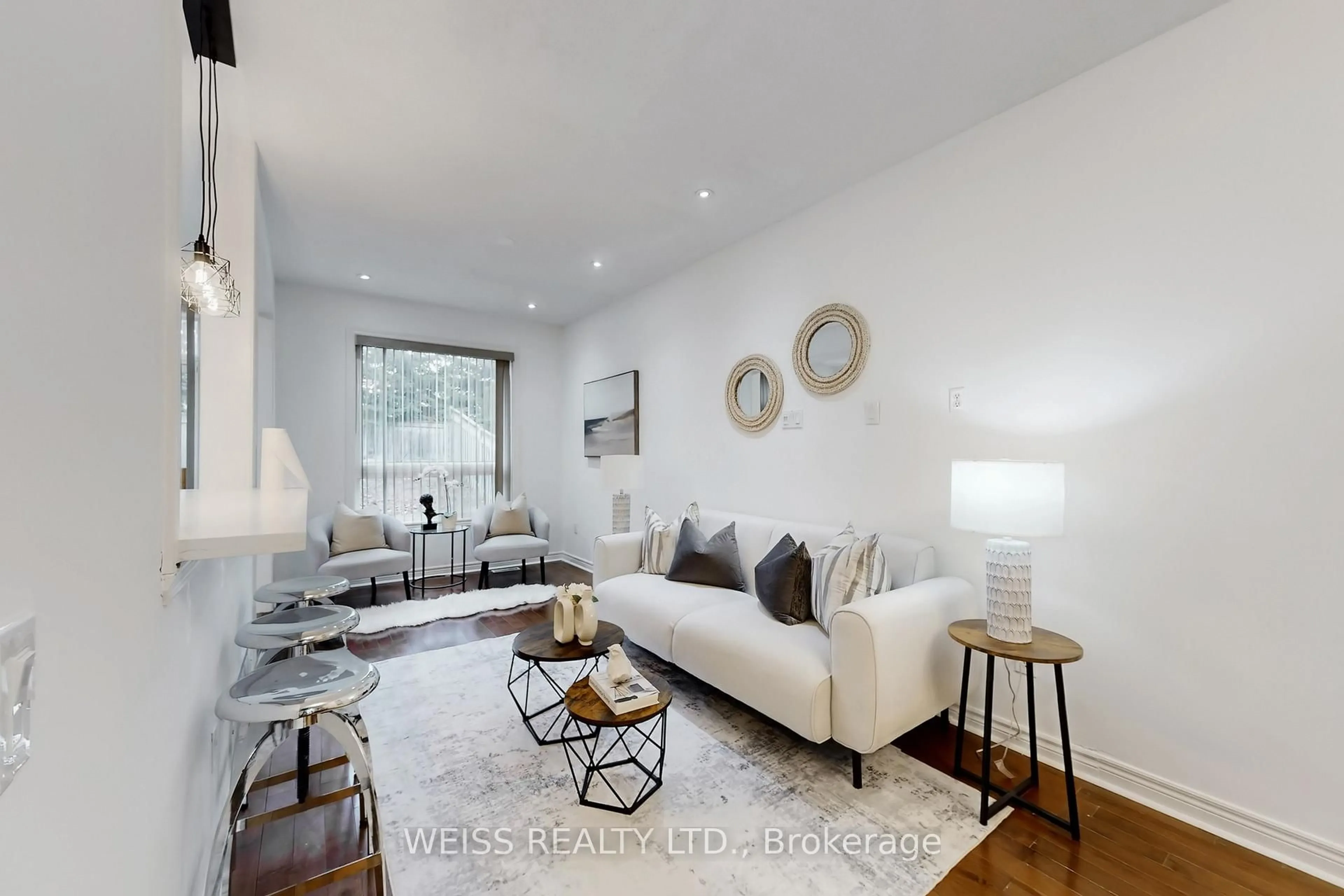 Living room with furniture, unknown for 942 Khan Cres, Mississauga Ontario L5V 2P7