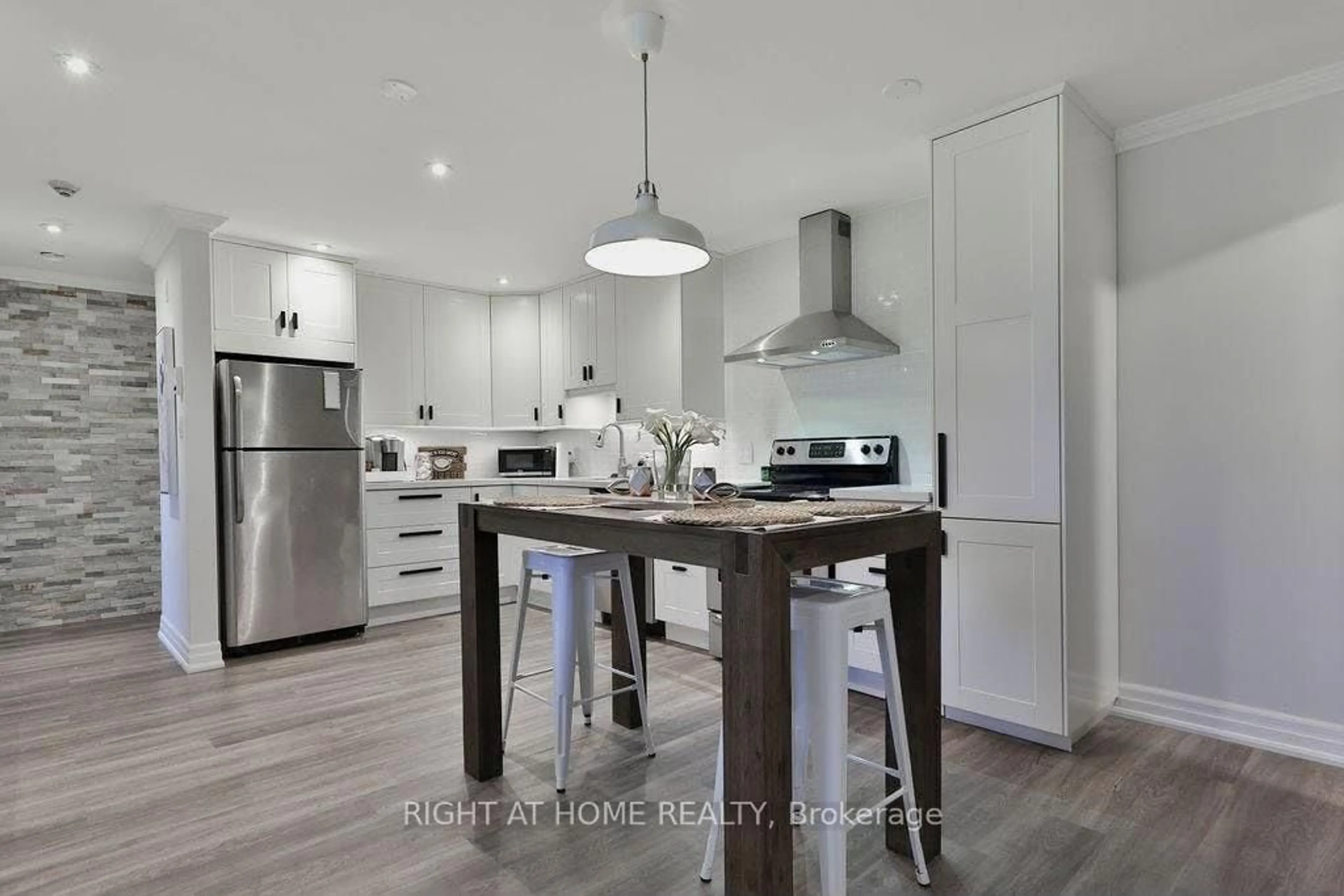 Open concept kitchen, wood/laminate floor for 1498 Pilgrims Way #234, Oakville Ontario L6M 3G9