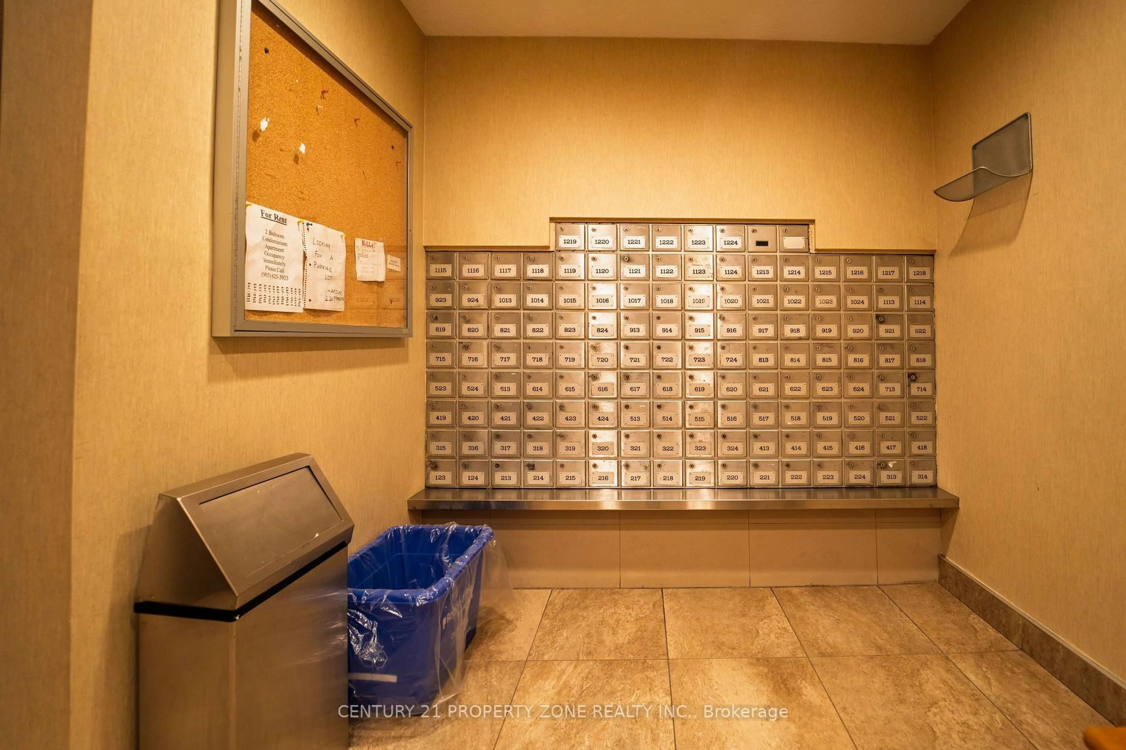 Indoor foyer for 1625 Bloor St #1021, Mississauga Ontario L4X 1S3