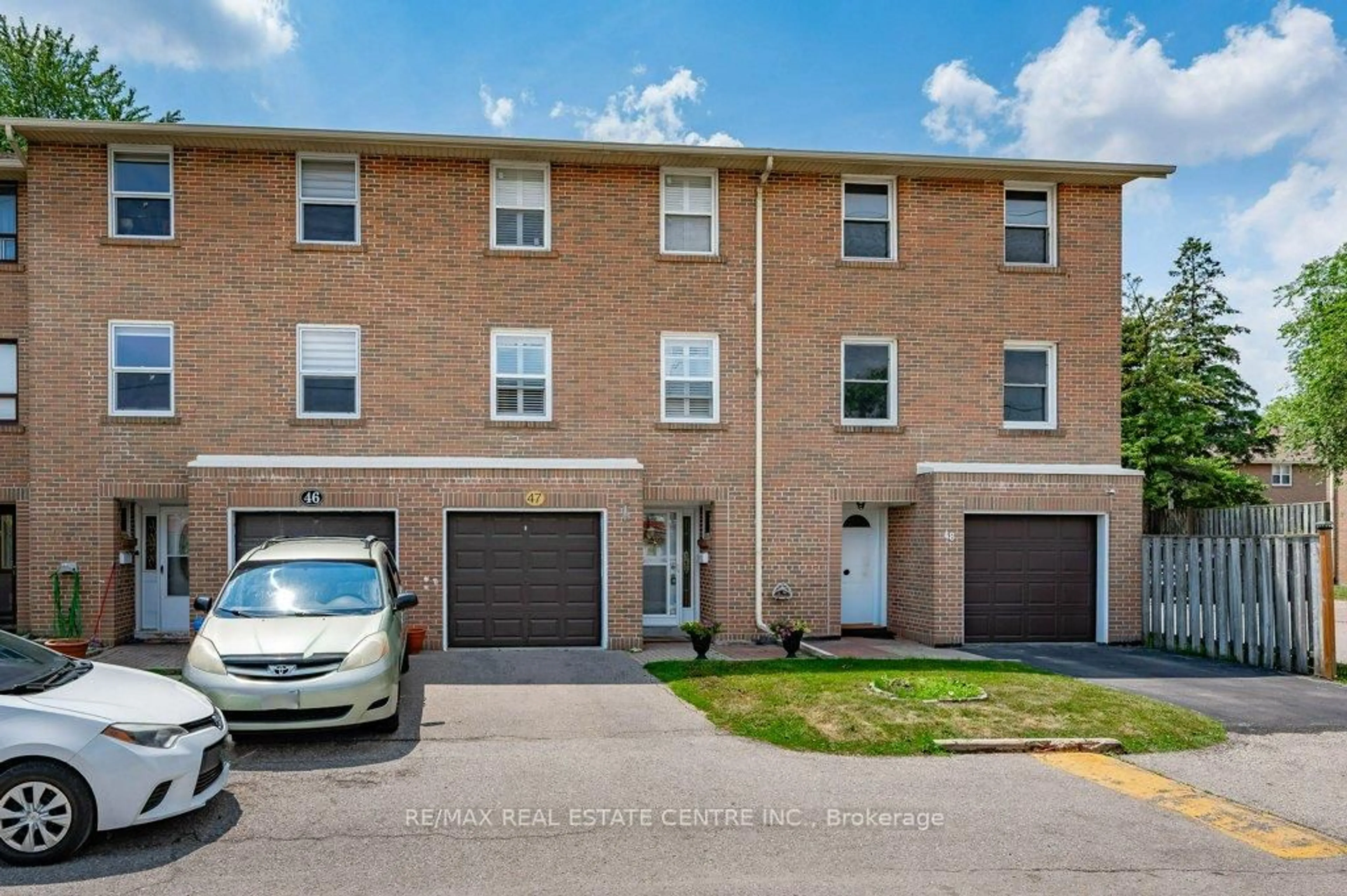 A pic from outside/outdoor area/front of a property/back of a property/a pic from drone, street for 7255 Dooley Dr #47, Mississauga Ontario L4T 2S7
