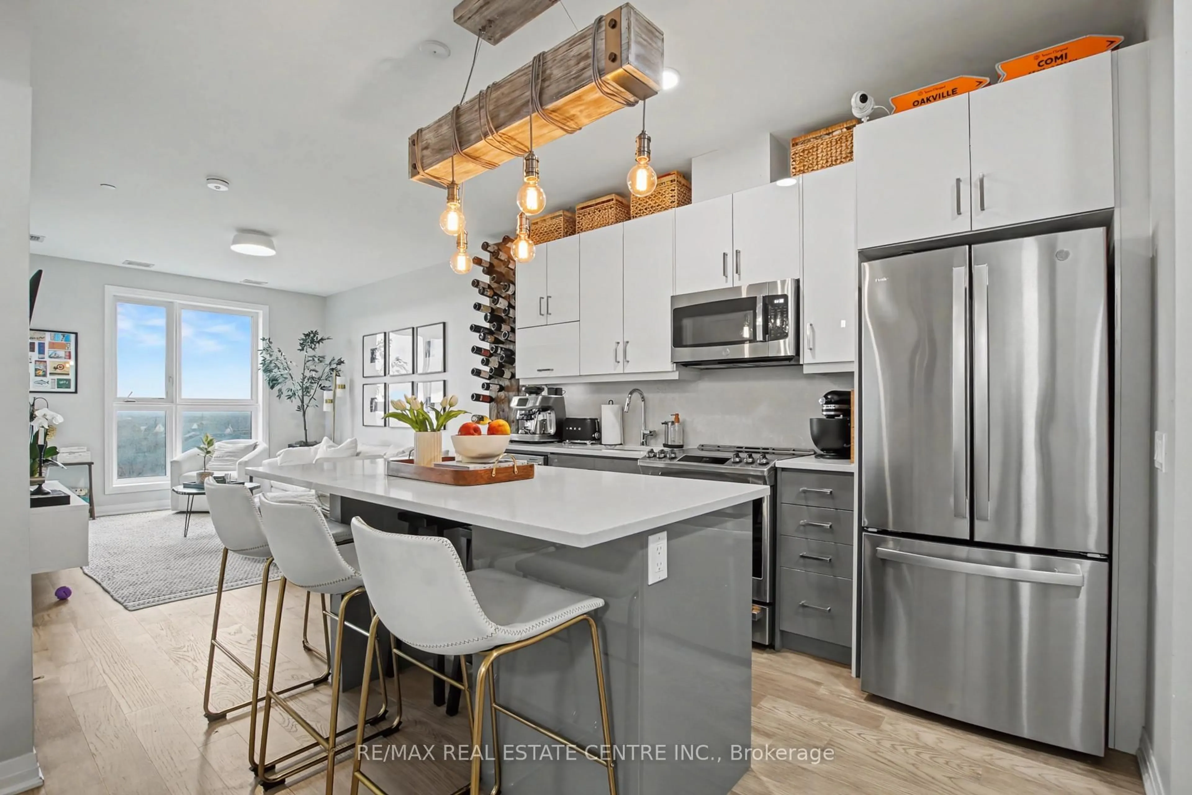 Open concept kitchen, ceramic/tile floor for 95 Dundas St #309, Oakville Ontario L6M 5N4