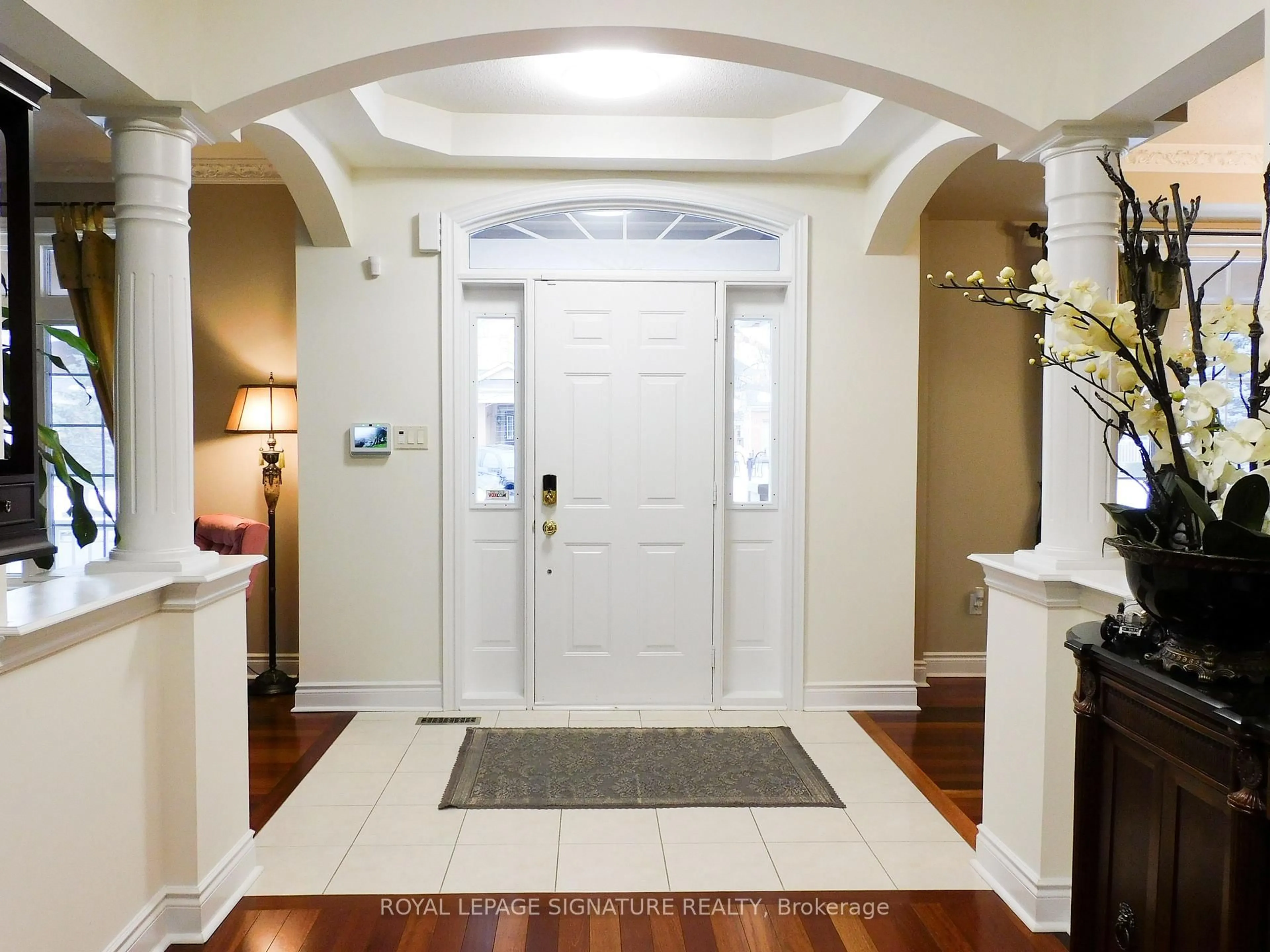 Indoor entryway for 1590 Hallstone Rd, Brampton Ontario L6Y 5K8