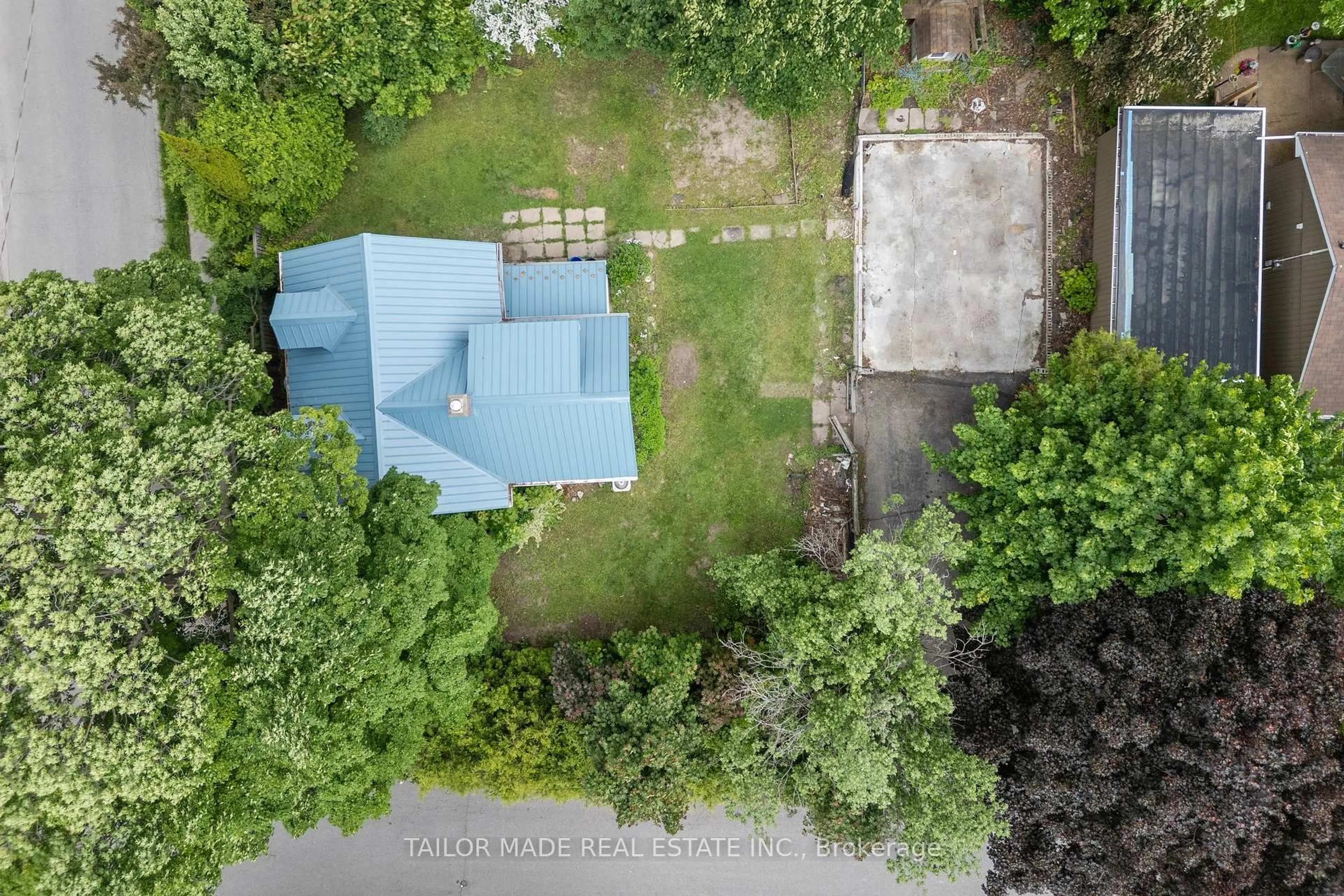 A pic from outside/outdoor area/front of a property/back of a property/a pic from drone, unknown for 18 Amanda St, Orangeville Ontario L9W 2K2