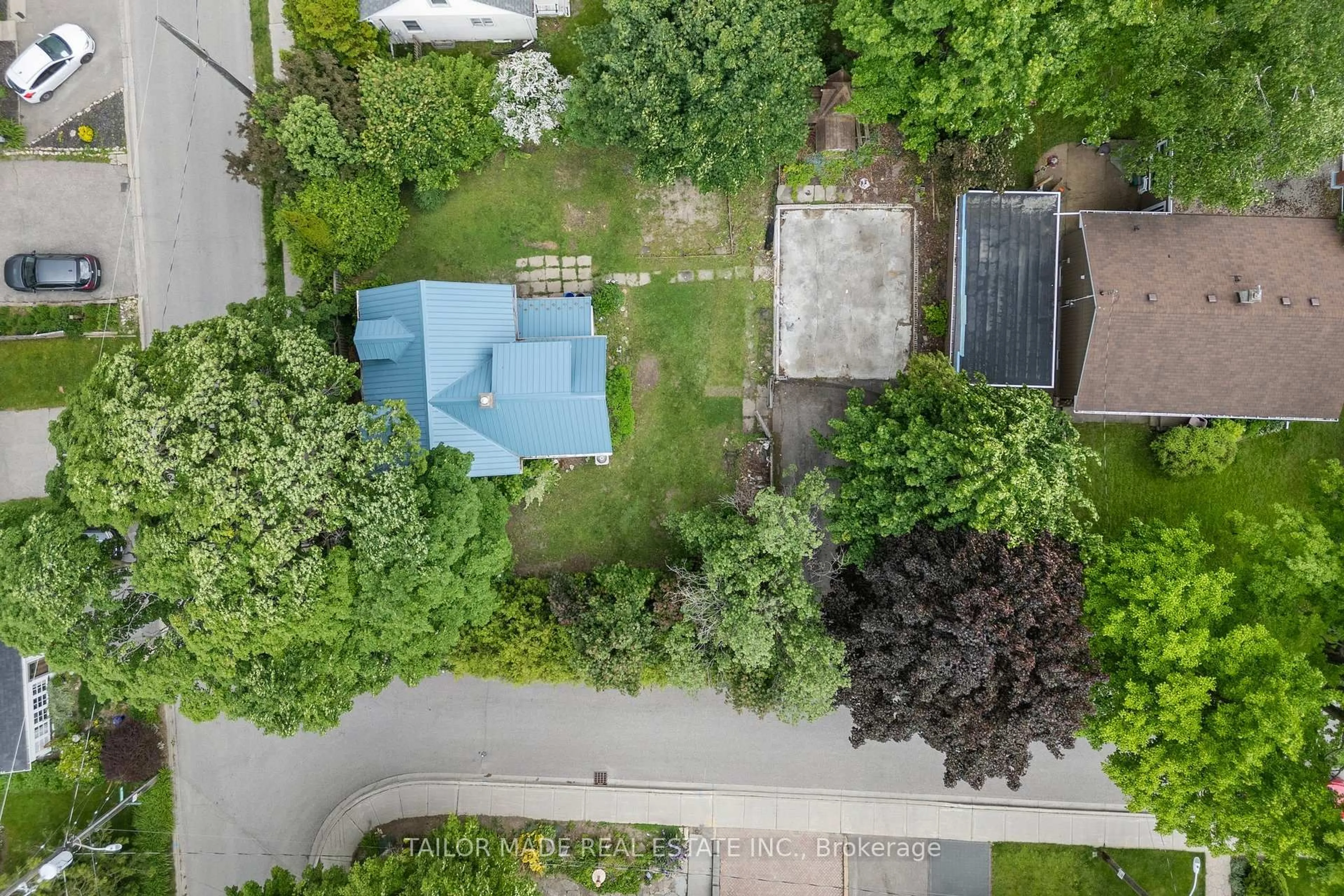A pic from outside/outdoor area/front of a property/back of a property/a pic from drone, street for 18 Amanda St, Orangeville Ontario L9W 2K2