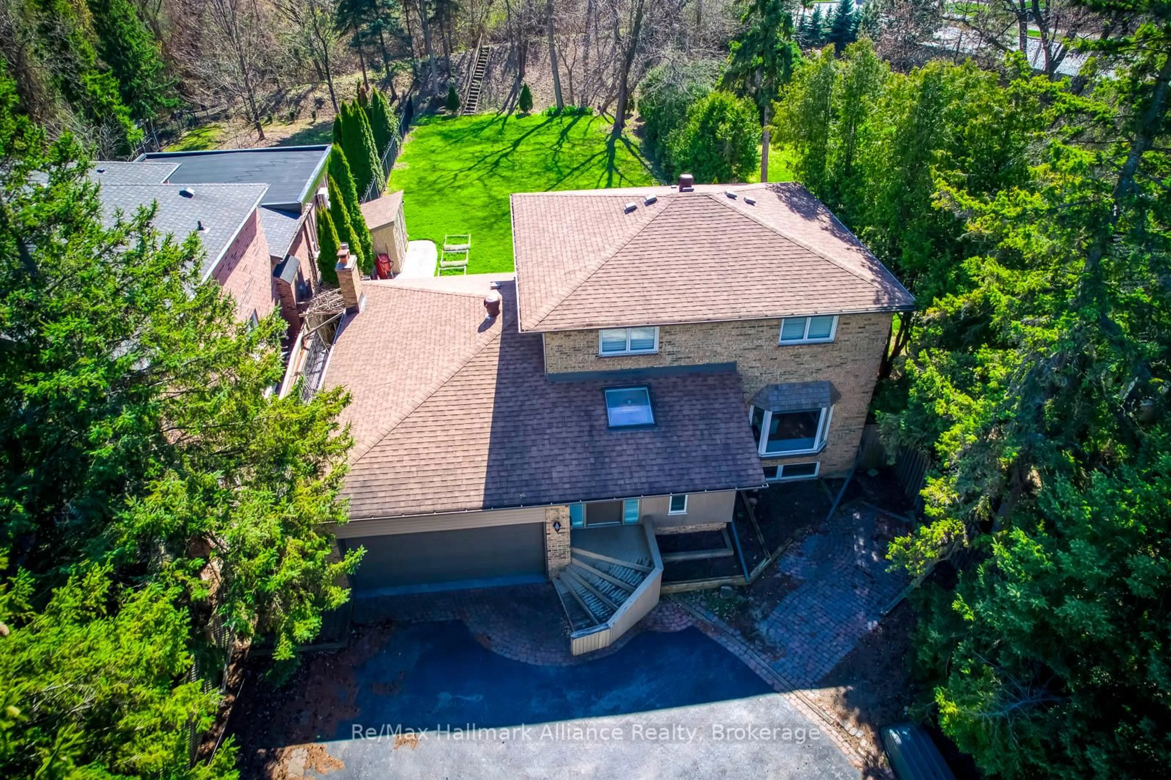 A pic from outside/outdoor area/front of a property/back of a property/a pic from drone, street for 494 Chartwell Rd, Oakville Ontario L6J 4A5