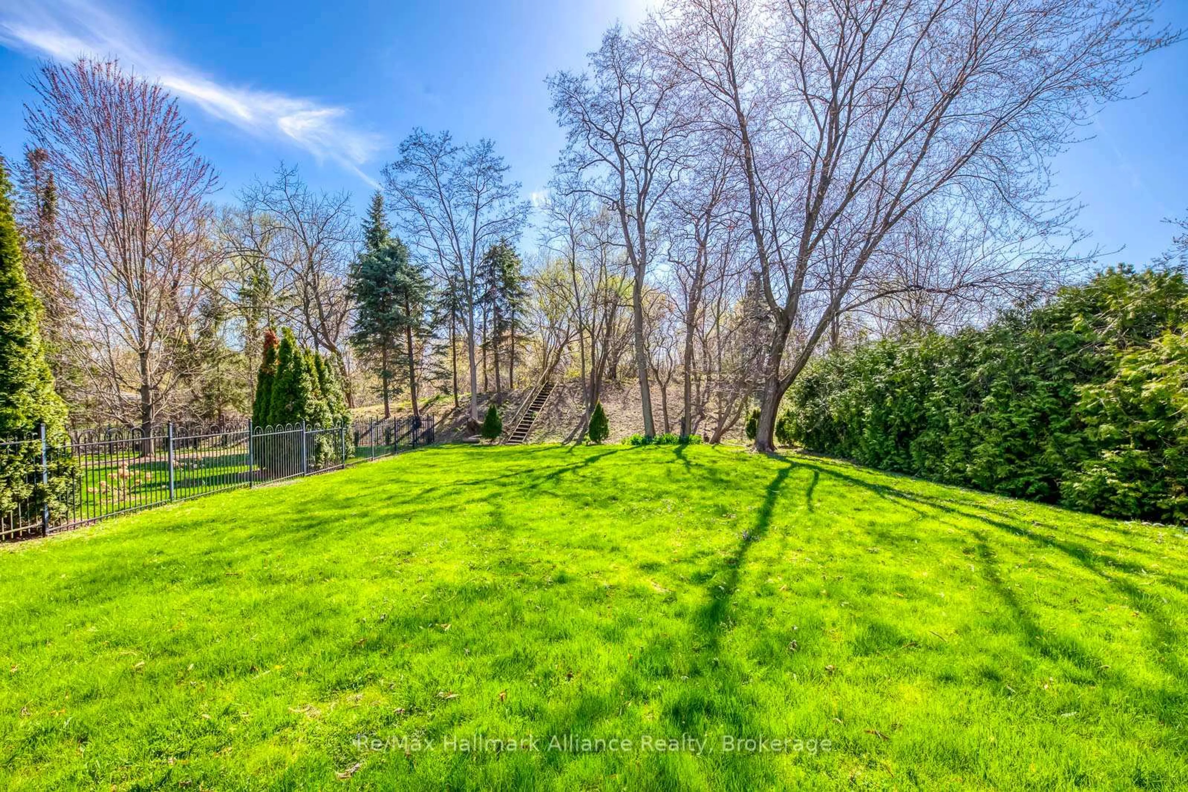 A pic from outside/outdoor area/front of a property/back of a property/a pic from drone, forest/trees view for 494 Chartwell Rd, Oakville Ontario L6J 4A5