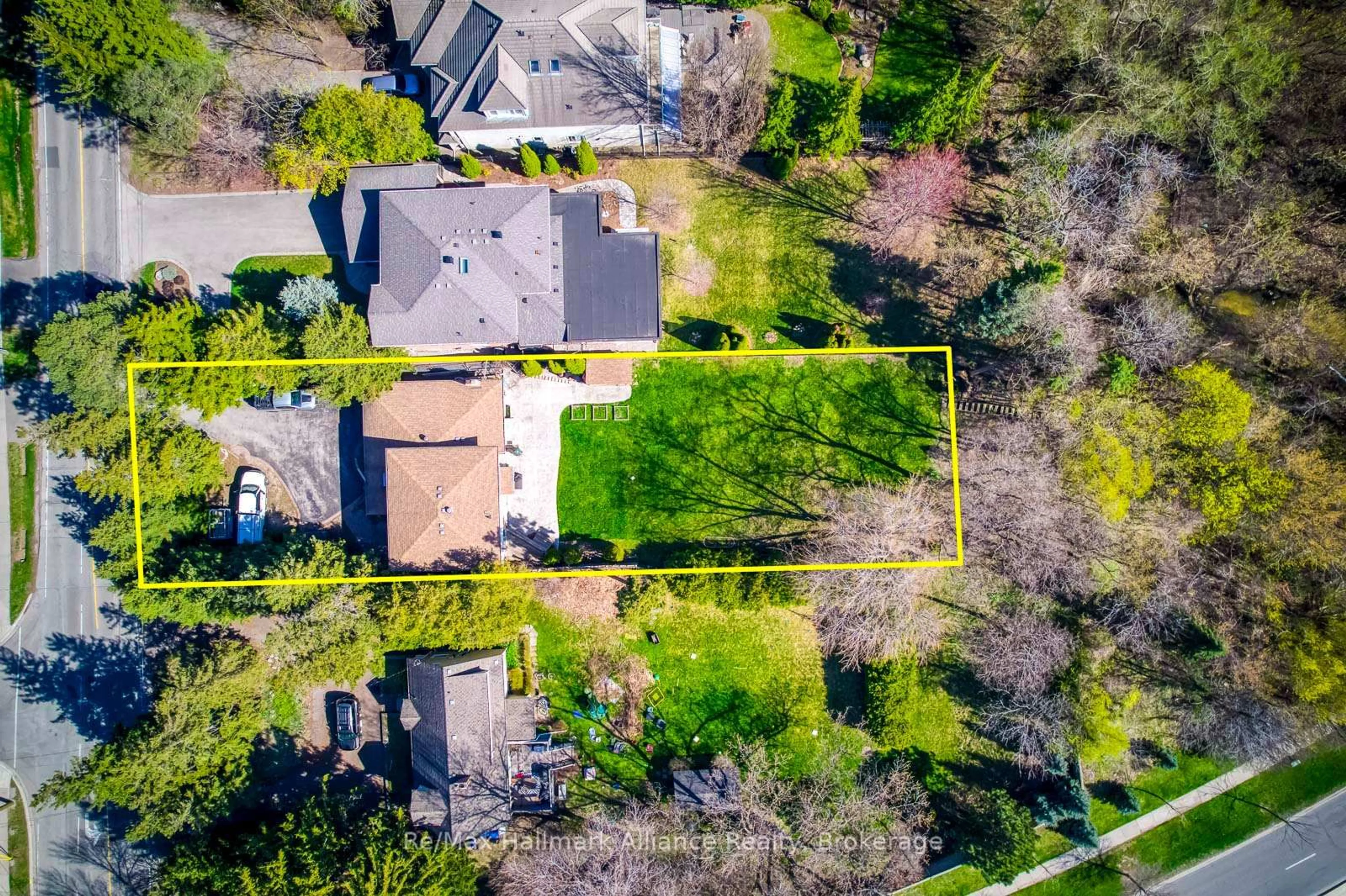 A pic from outside/outdoor area/front of a property/back of a property/a pic from drone, street for 494 Chartwell Rd, Oakville Ontario L6J 4A5