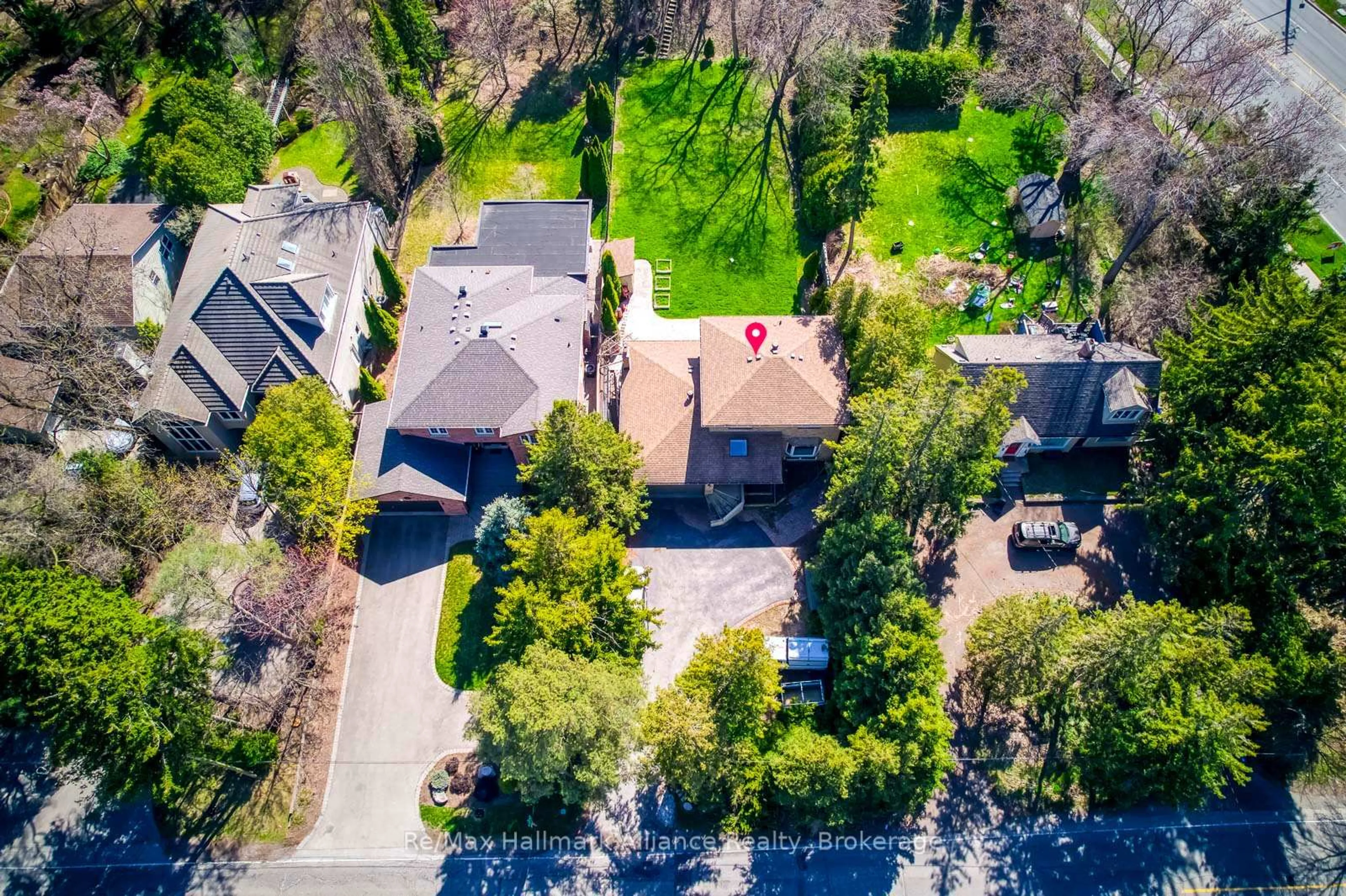 A pic from outside/outdoor area/front of a property/back of a property/a pic from drone, street for 494 Chartwell Rd, Oakville Ontario L6J 4A5