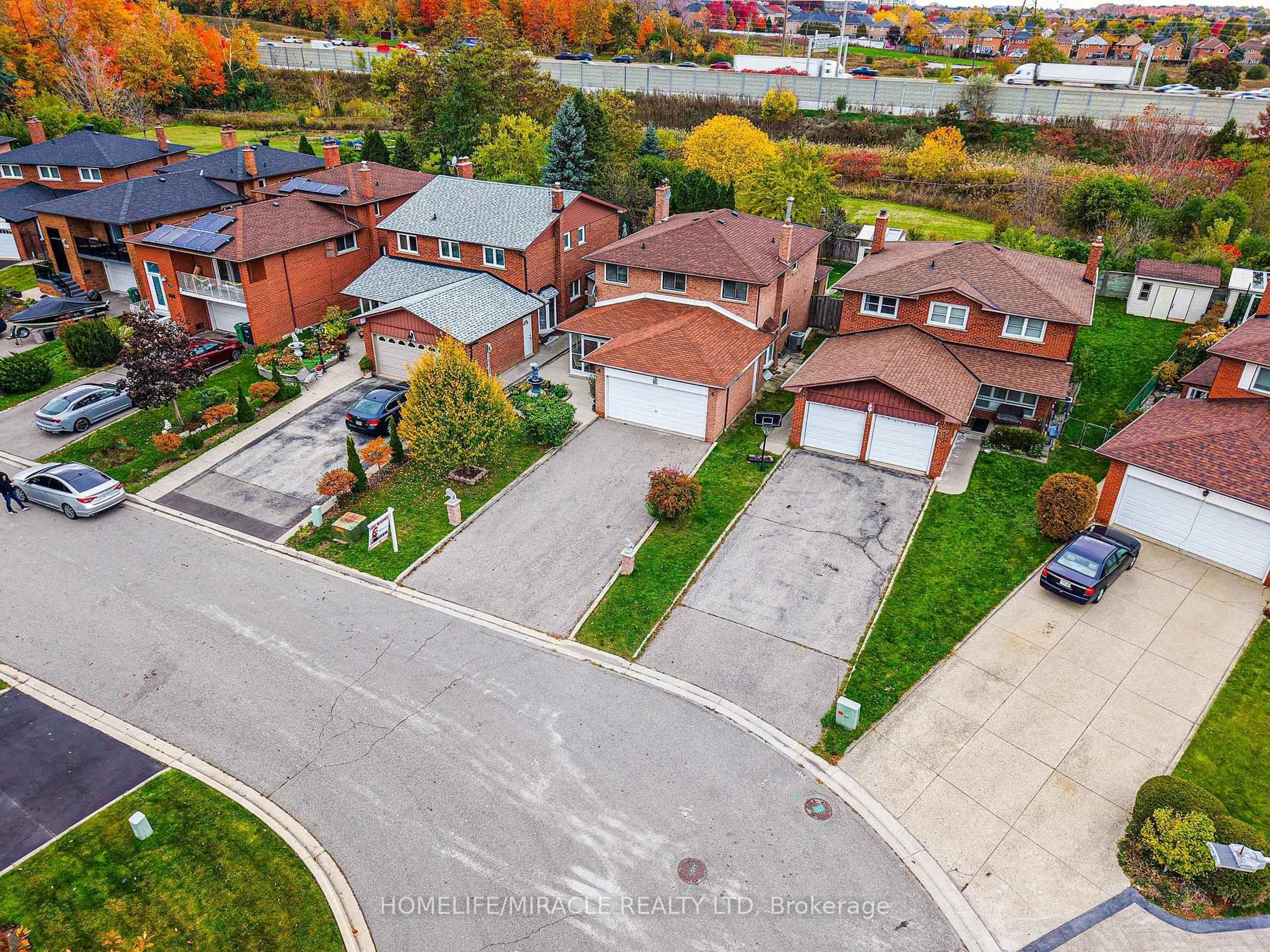 A pic from outside/outdoor area/front of a property/back of a property/a pic from drone, street for 4343 Alta Crt, Mississauga Ontario L4Z 1N6