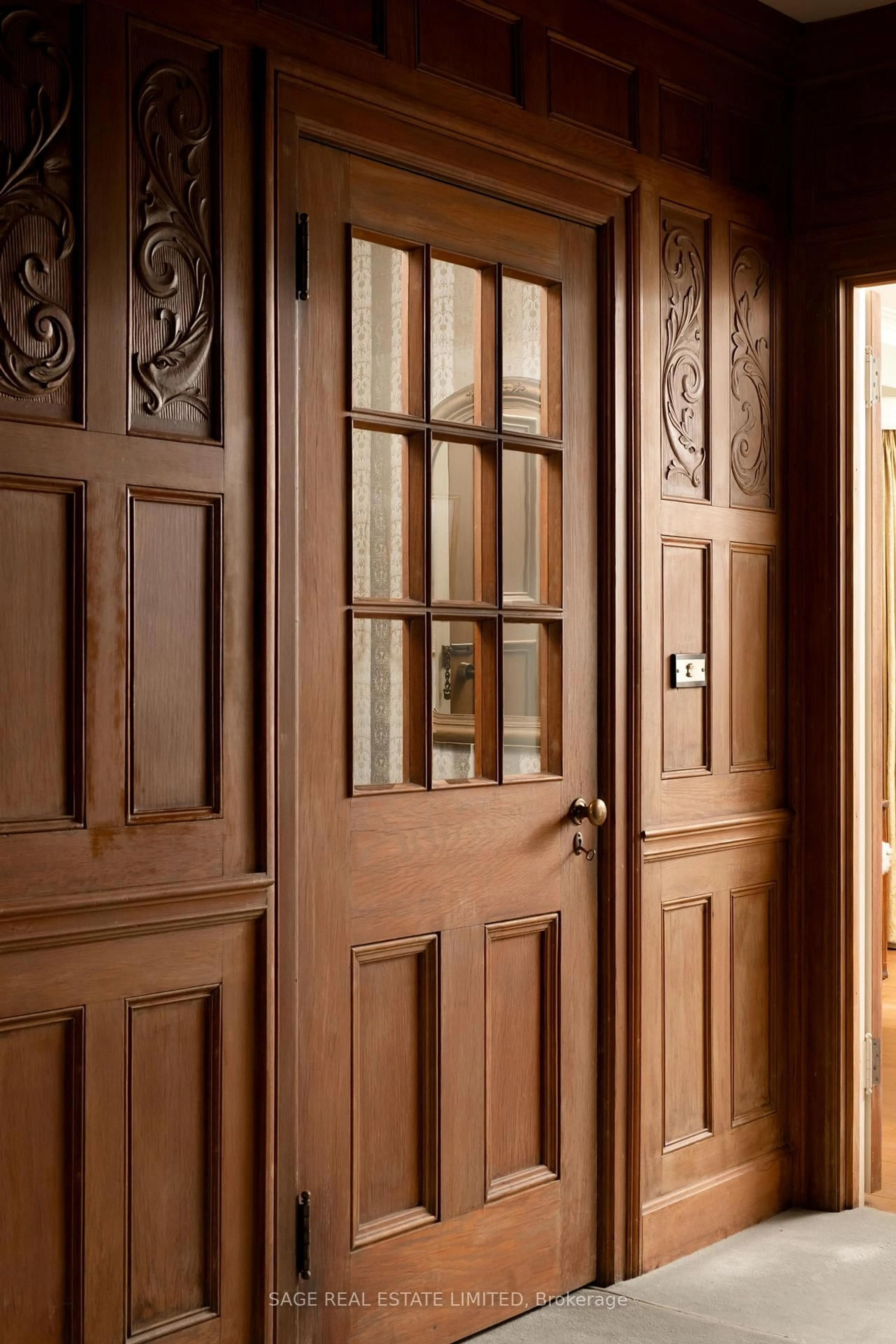 Indoor entryway for 18 King Georges Rd, Toronto Ontario M8X 1K7