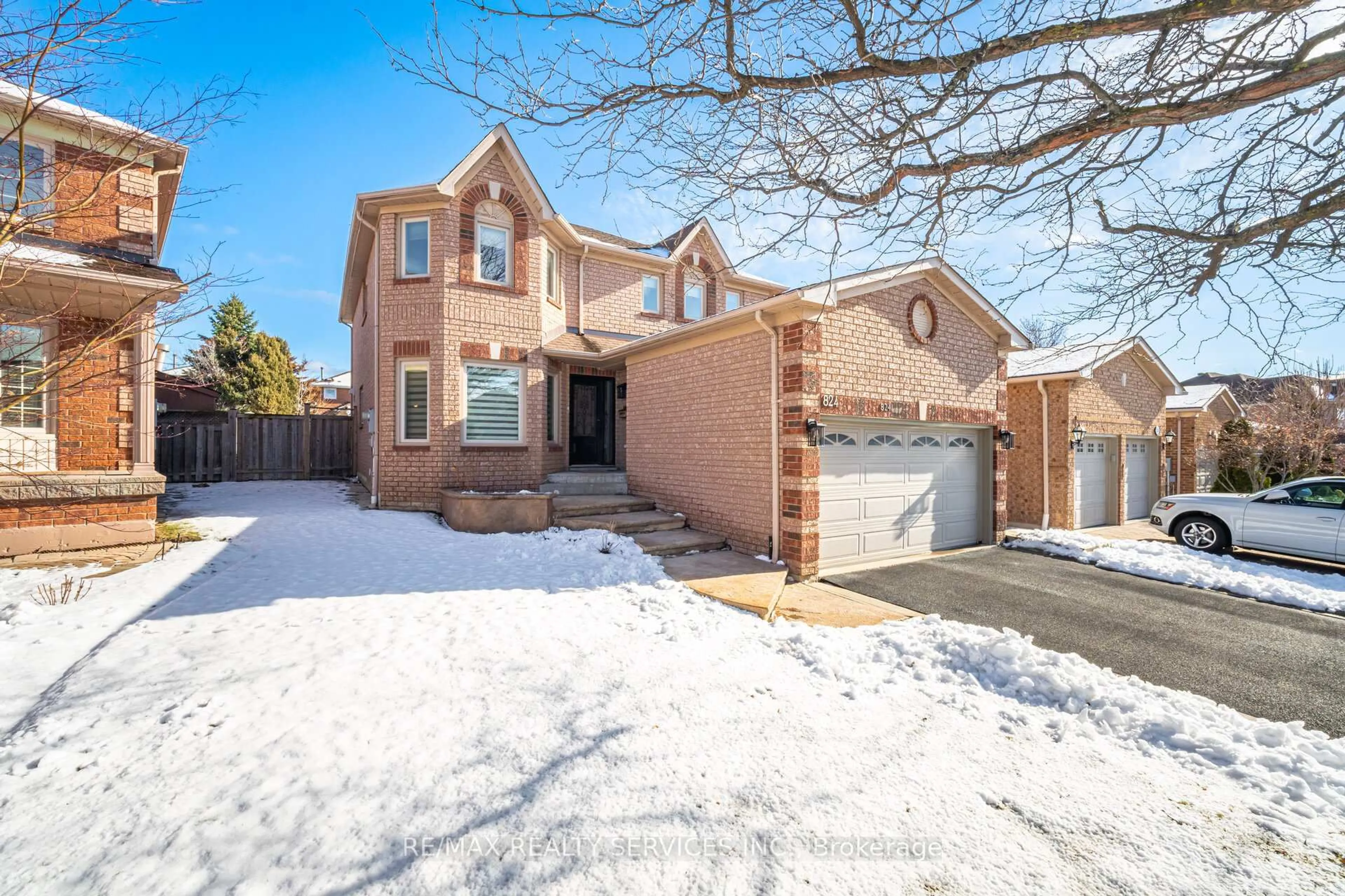 Home with brick exterior material, street for 824 Drysdale Dr, Mississauga Ontario L5V 1X4