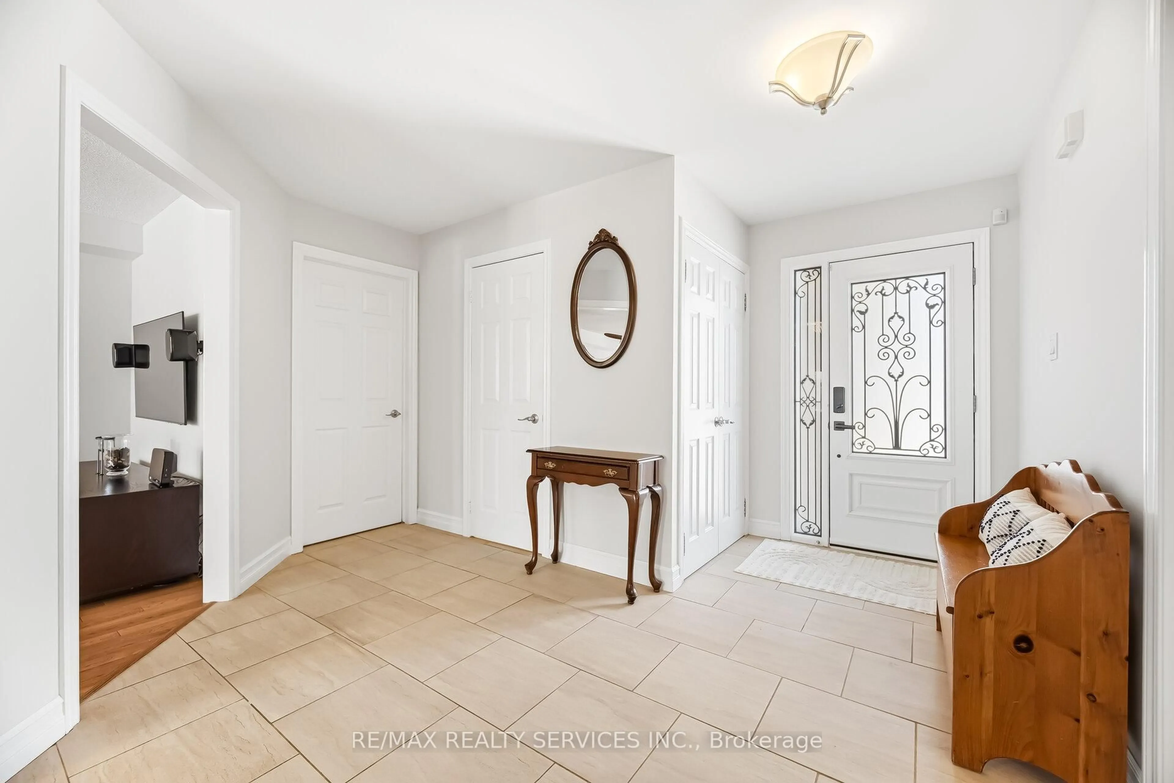 Indoor entryway for 824 Drysdale Dr, Mississauga Ontario L5V 1X4
