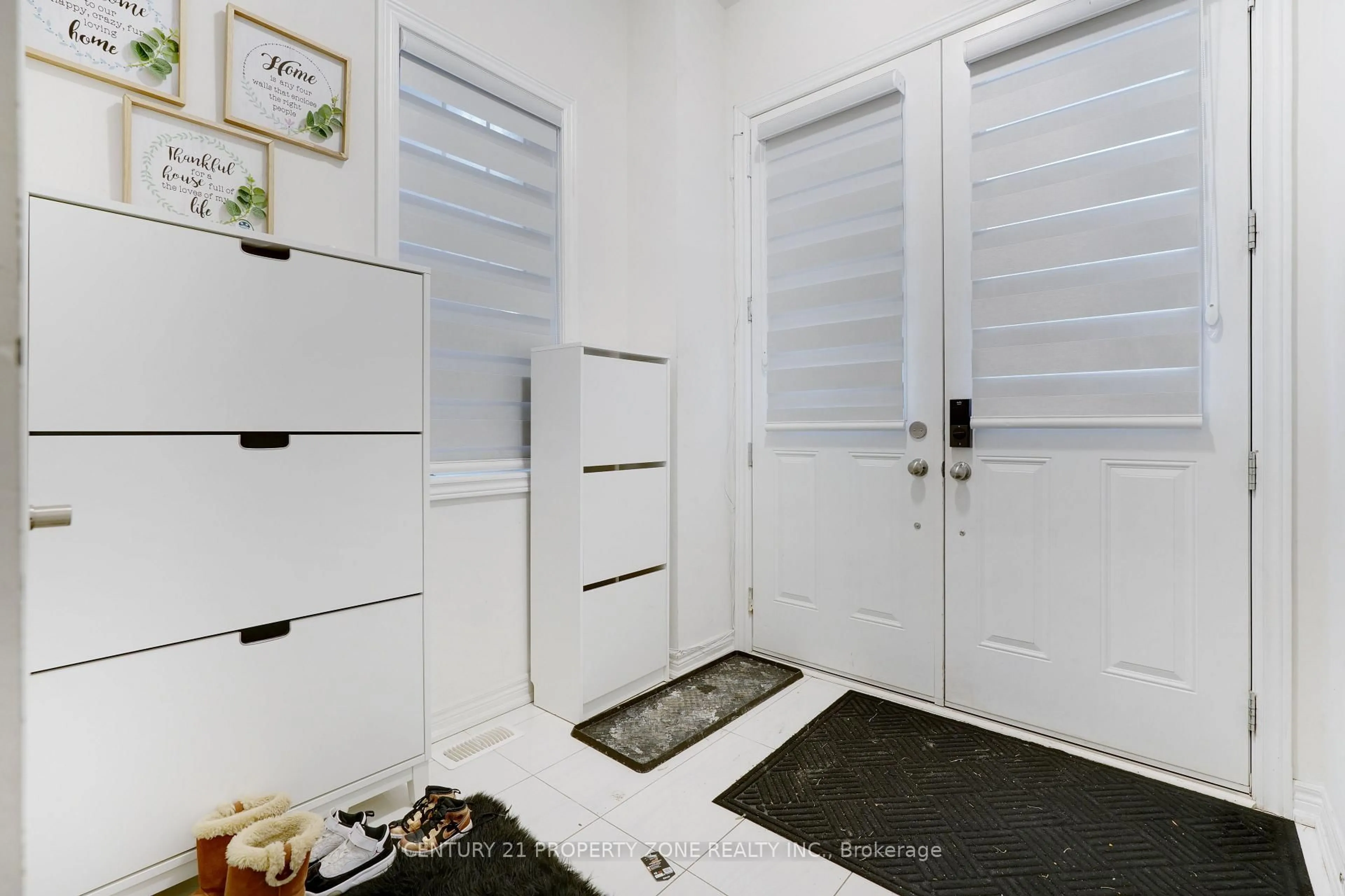 Indoor entryway for 25 Hashmi Pl, Brampton Ontario L6Y 0H8