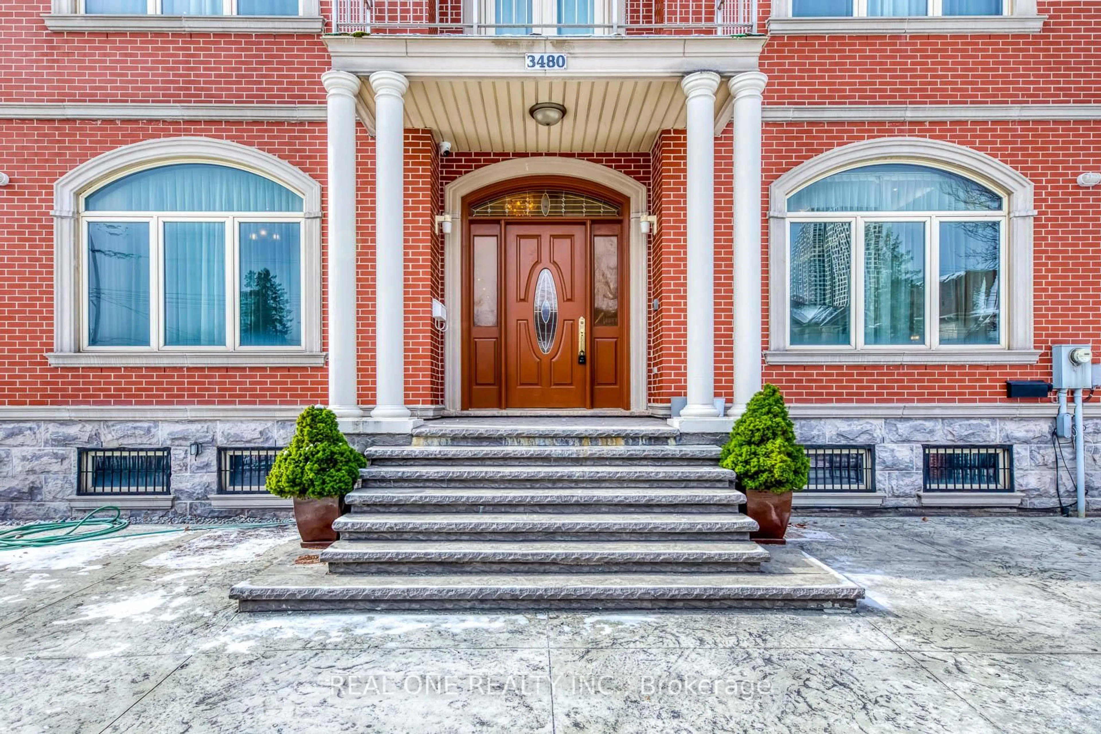 Indoor foyer for 3480 Joan Dr, Mississauga Ontario L5B 1T5