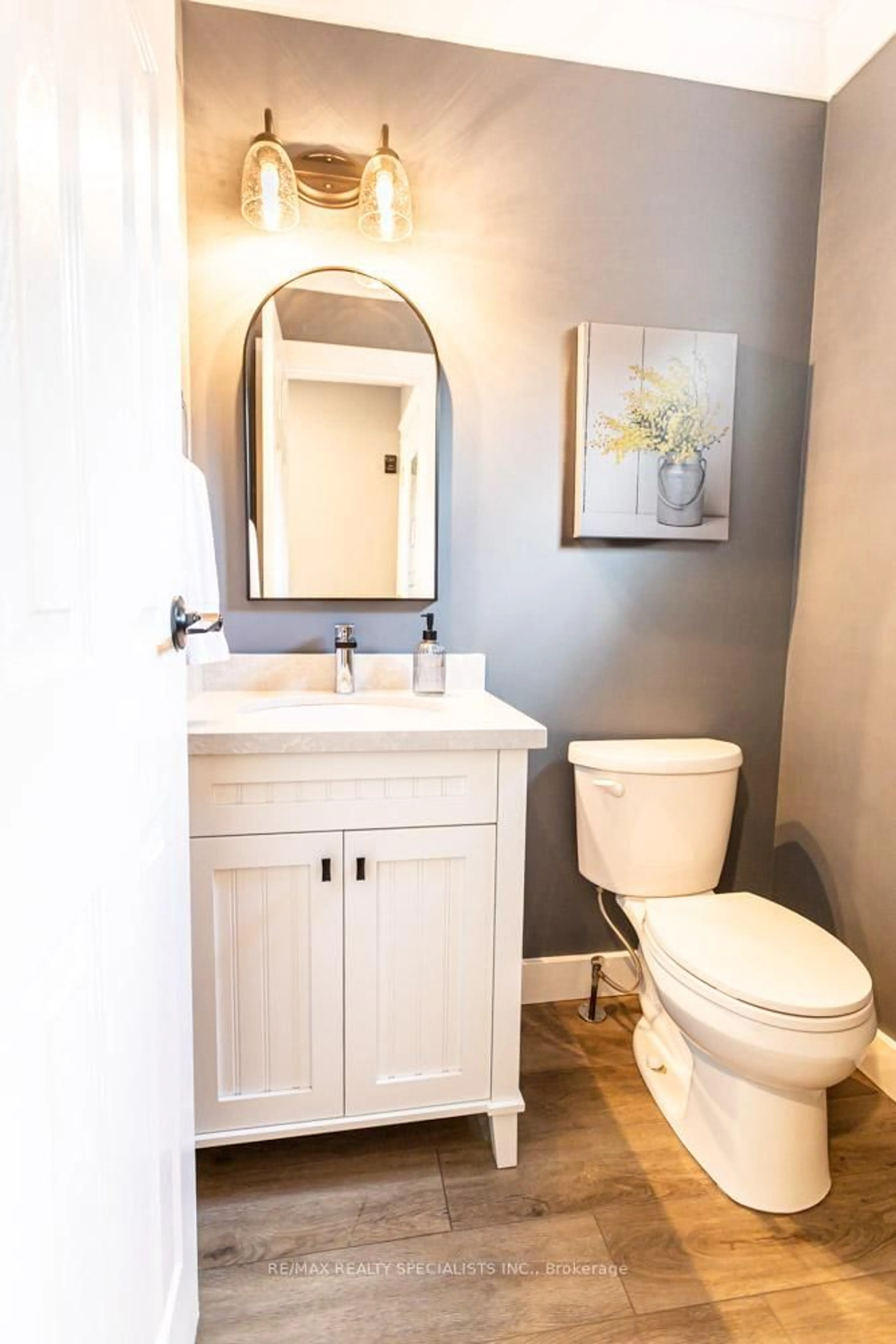 Contemporary bathroom, ceramic/tile floor for 2766 Folkway Dr #67, Mississauga Ontario L5L 3M3