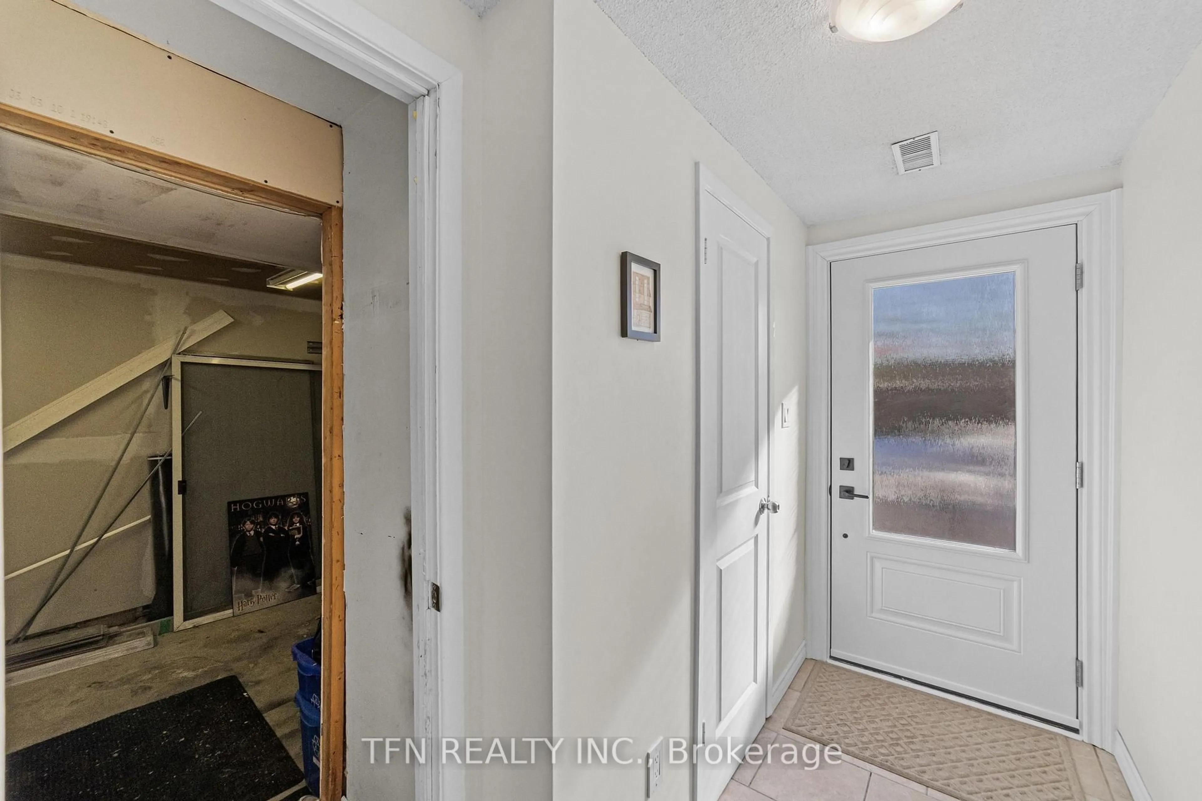 Indoor entryway for 30 Heslop Rd #21, Milton Ontario L9T 1B3