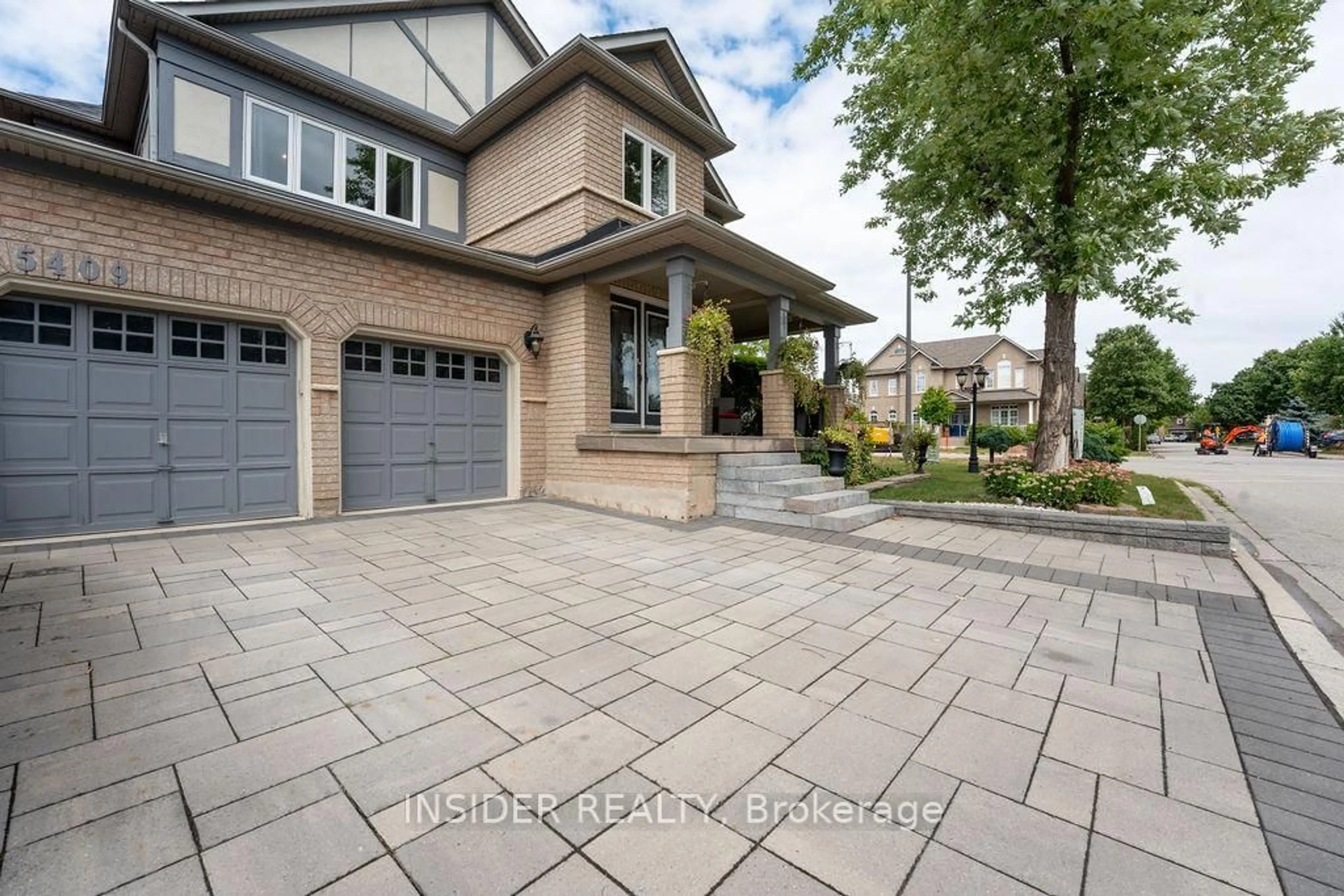 Home with brick exterior material, street for 5409 Duchess Crt, Burlington Ontario L7L 6Z4