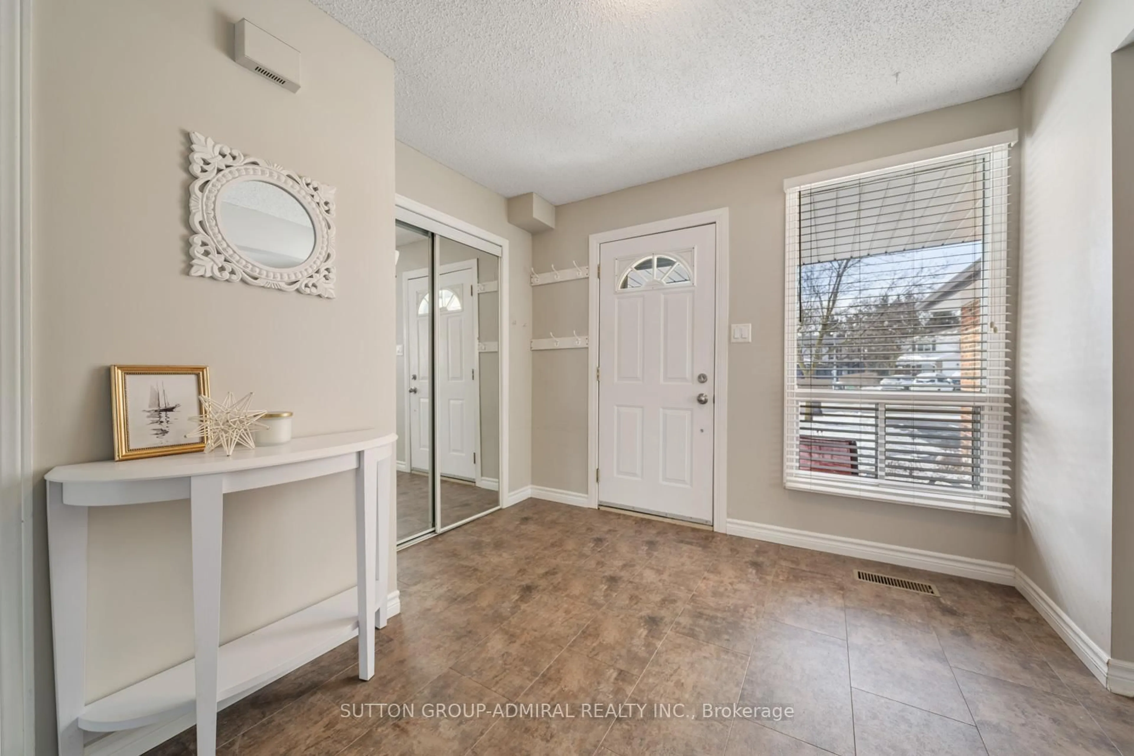 Indoor entryway for 195 Ridge Rd, Caledon Ontario L7E 4V8