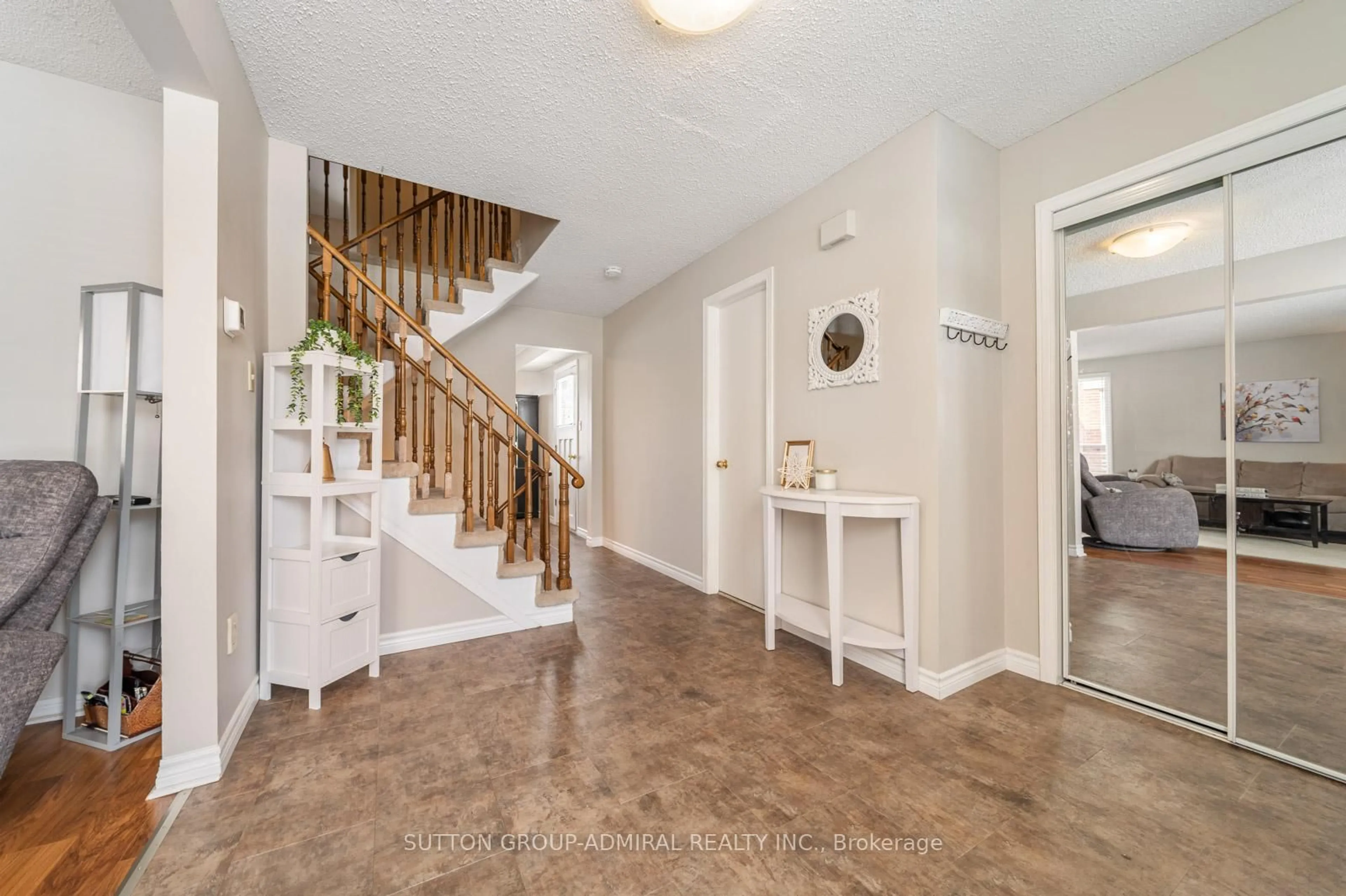 Indoor entryway for 195 Ridge Rd, Caledon Ontario L7E 4V8