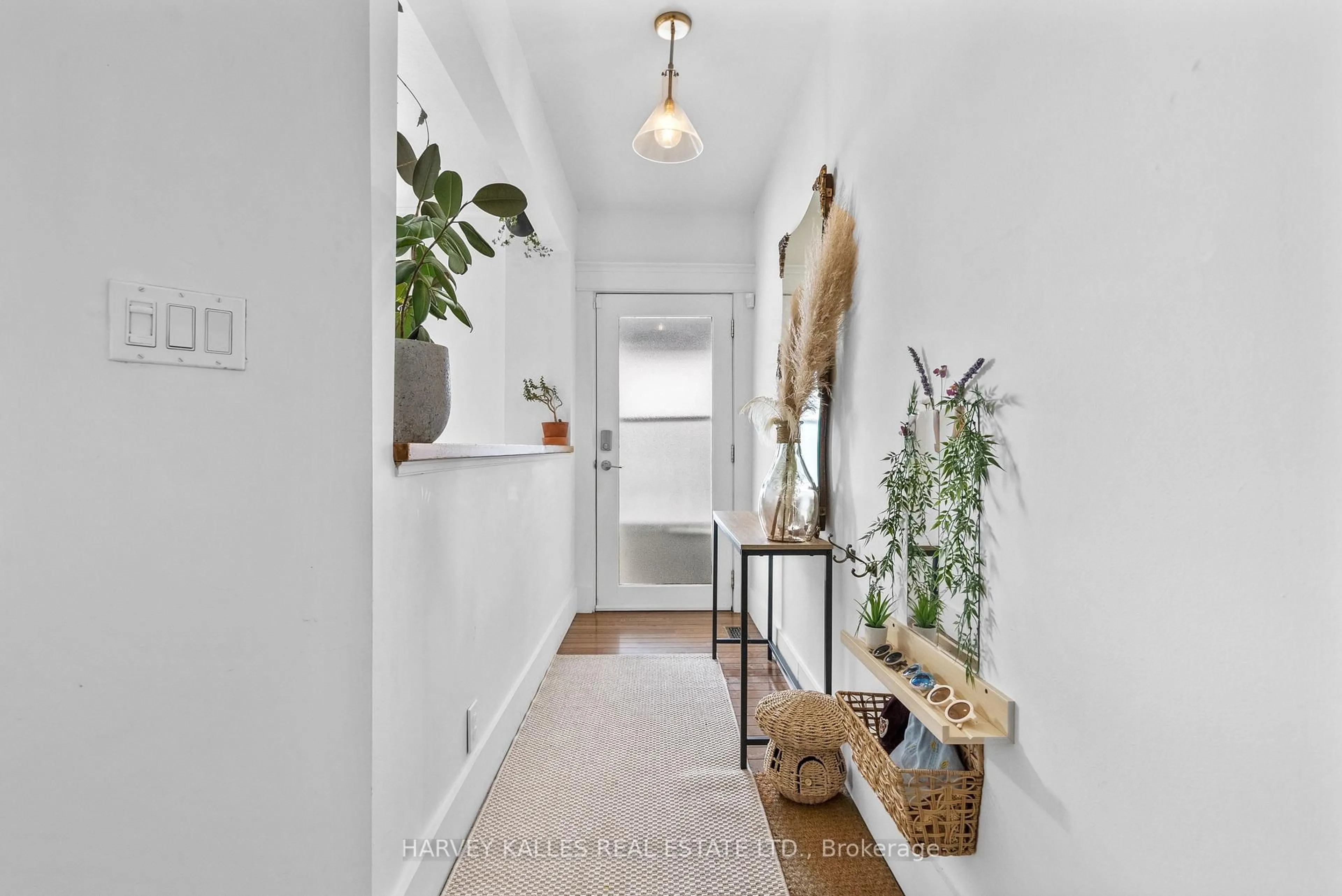 Indoor entryway for 14 Manitoba St, Toronto Ontario M8Y 1C7