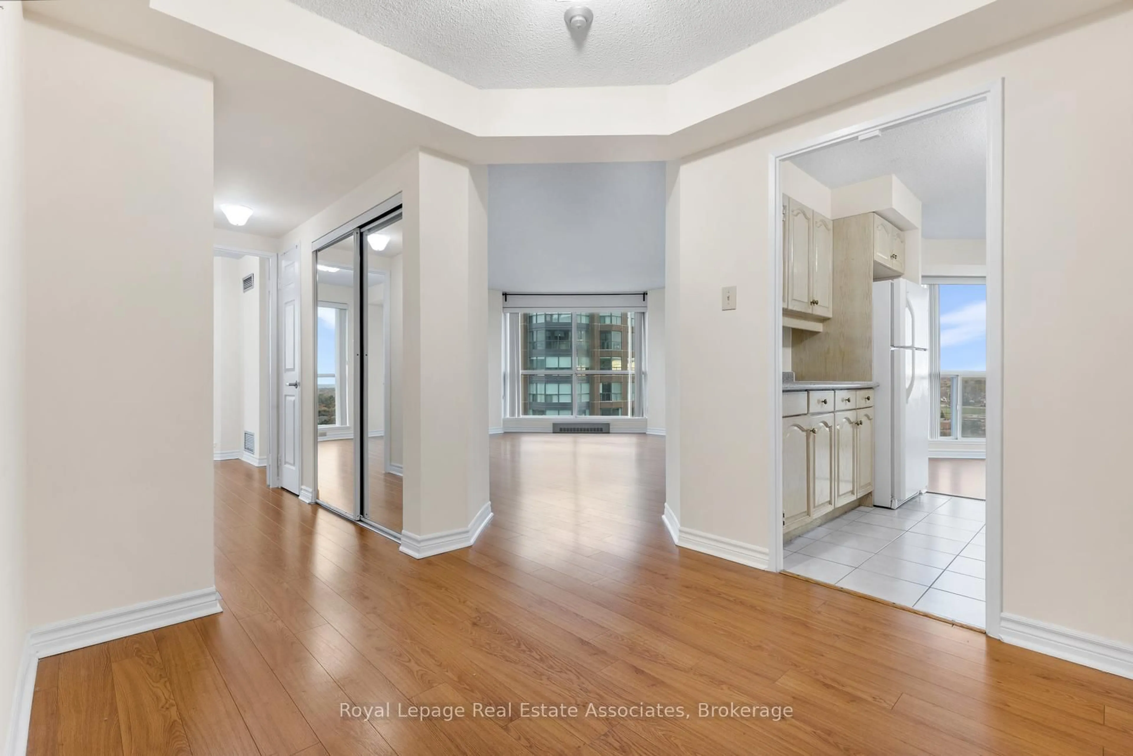 Indoor entryway for 2155 Burnhamthorpe Rd #1604, Mississauga Ontario L5L 5P4