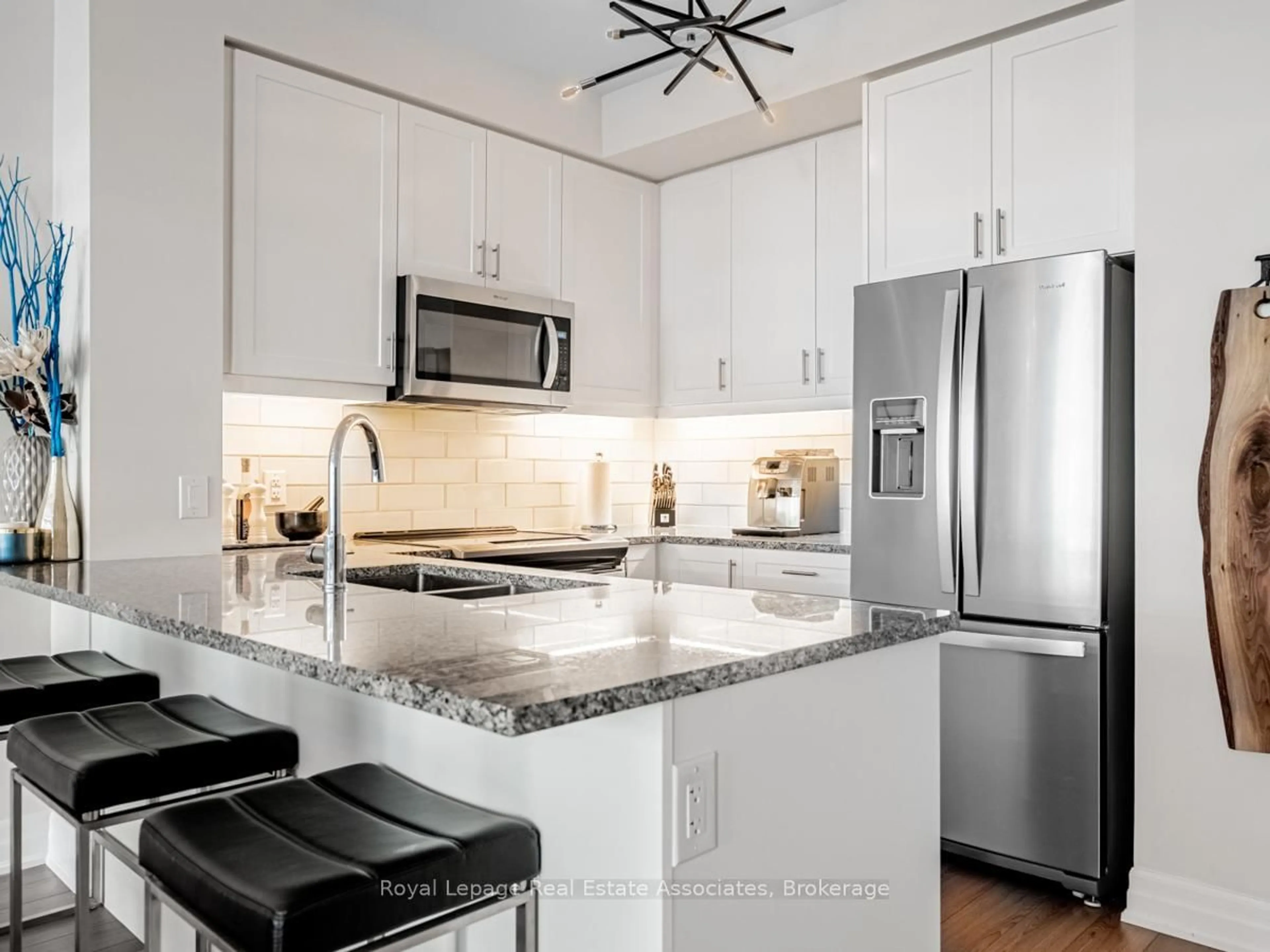 Contemporary kitchen, ceramic/tile floor for 657 Cricklewood Dr #511, Mississauga Ontario L5G 0B8