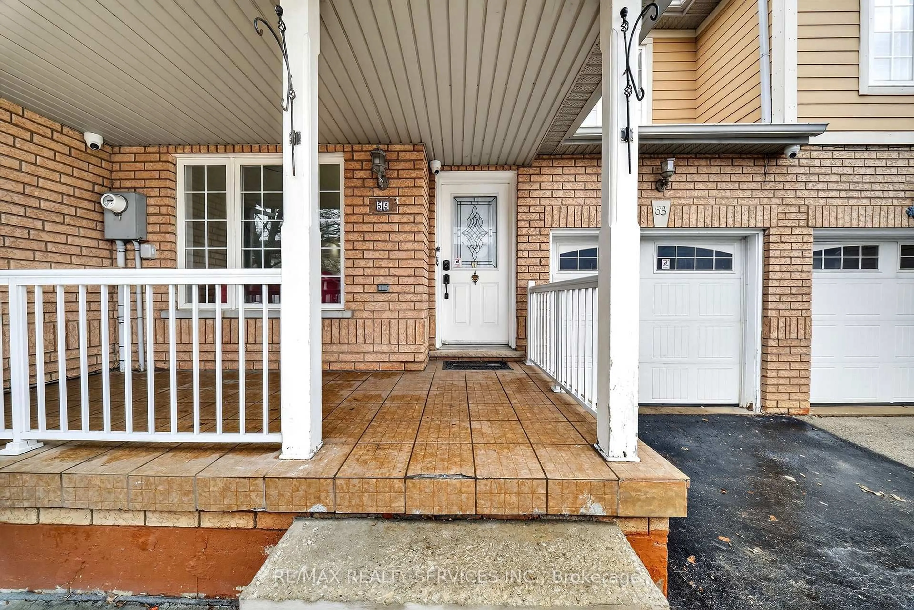 Indoor entryway for 63 Irene Cres, Brampton Ontario L7A 3E9