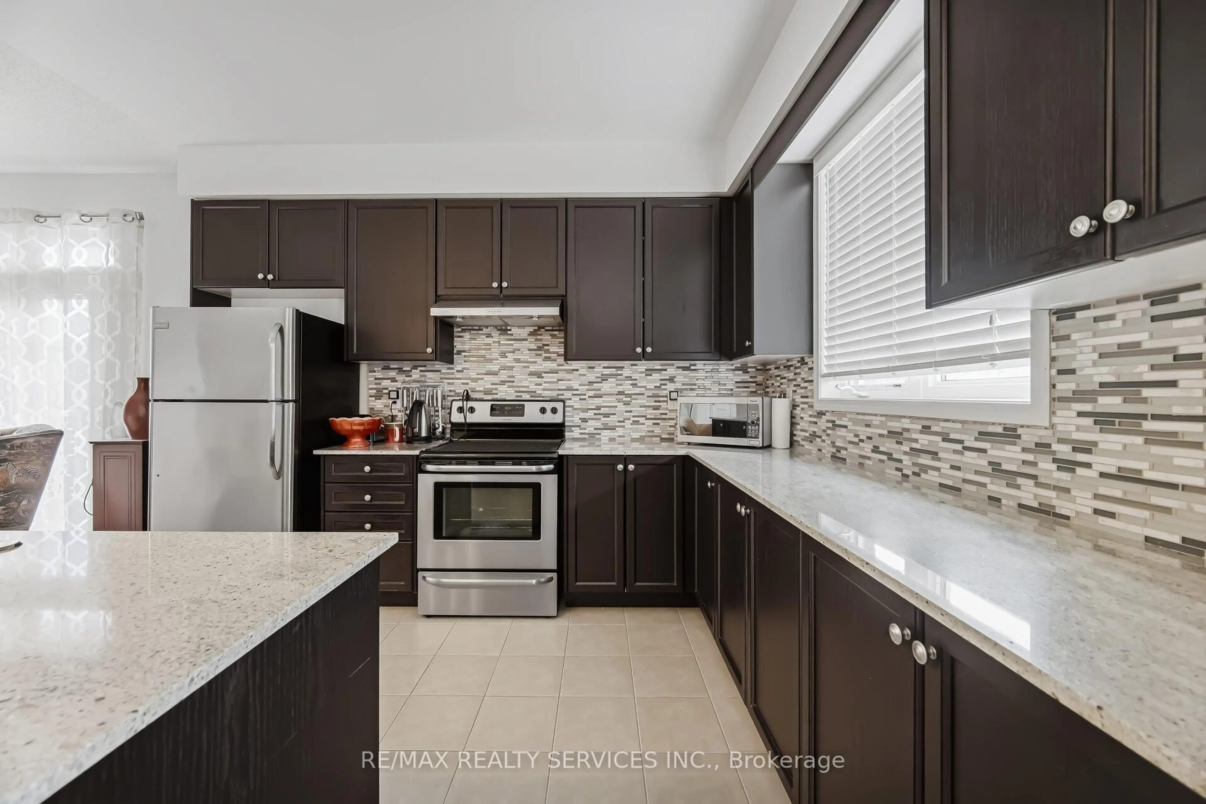 Open concept kitchen, ceramic/tile floor for 3 Alnwick Ave, Caledon Ontario L7C 3P5