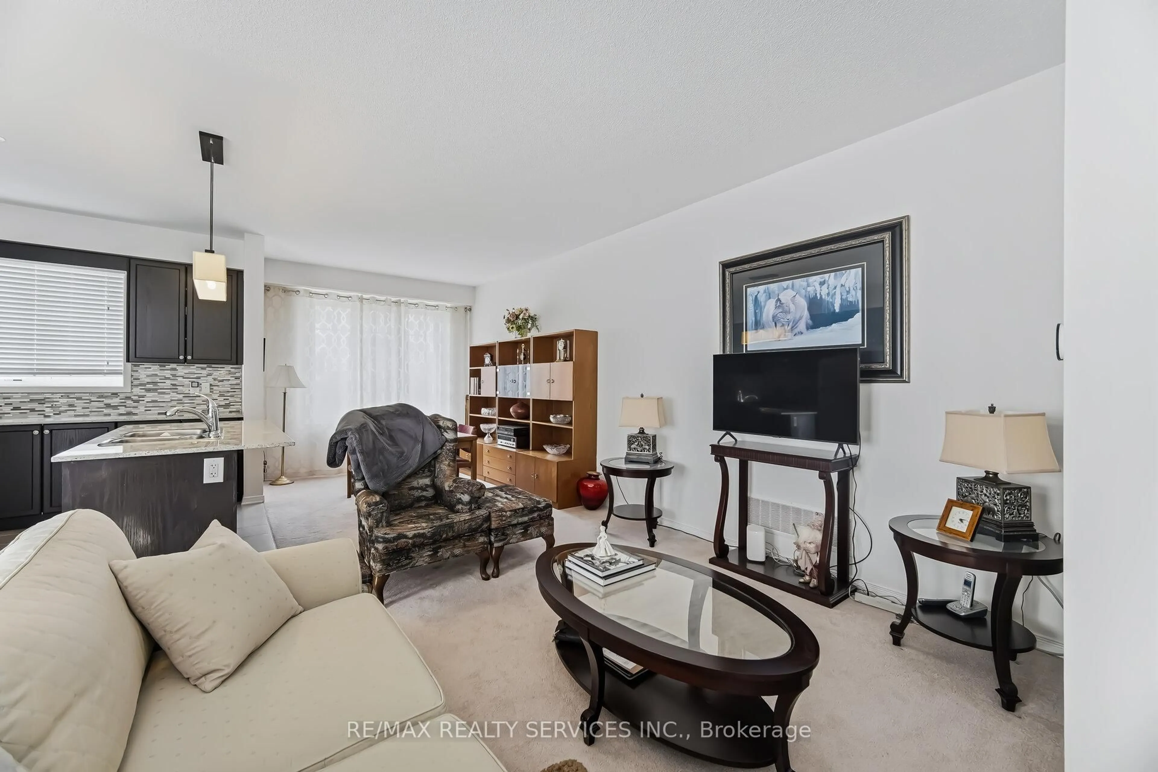 Living room with furniture, unknown for 3 Alnwick Ave, Caledon Ontario L7C 3P5