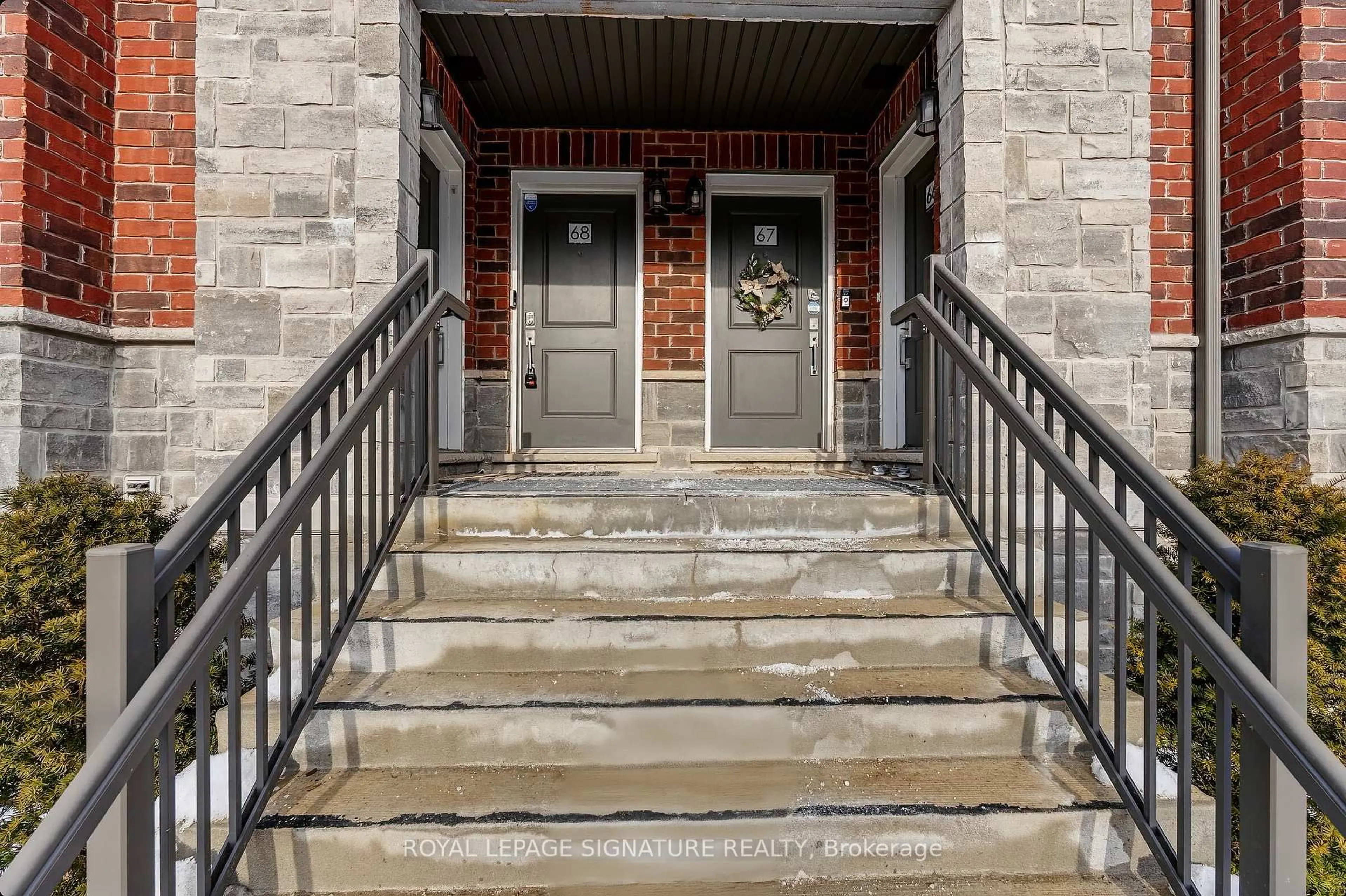Indoor entryway for 445 Ontario St #68, Milton Ontario L9T 9K4