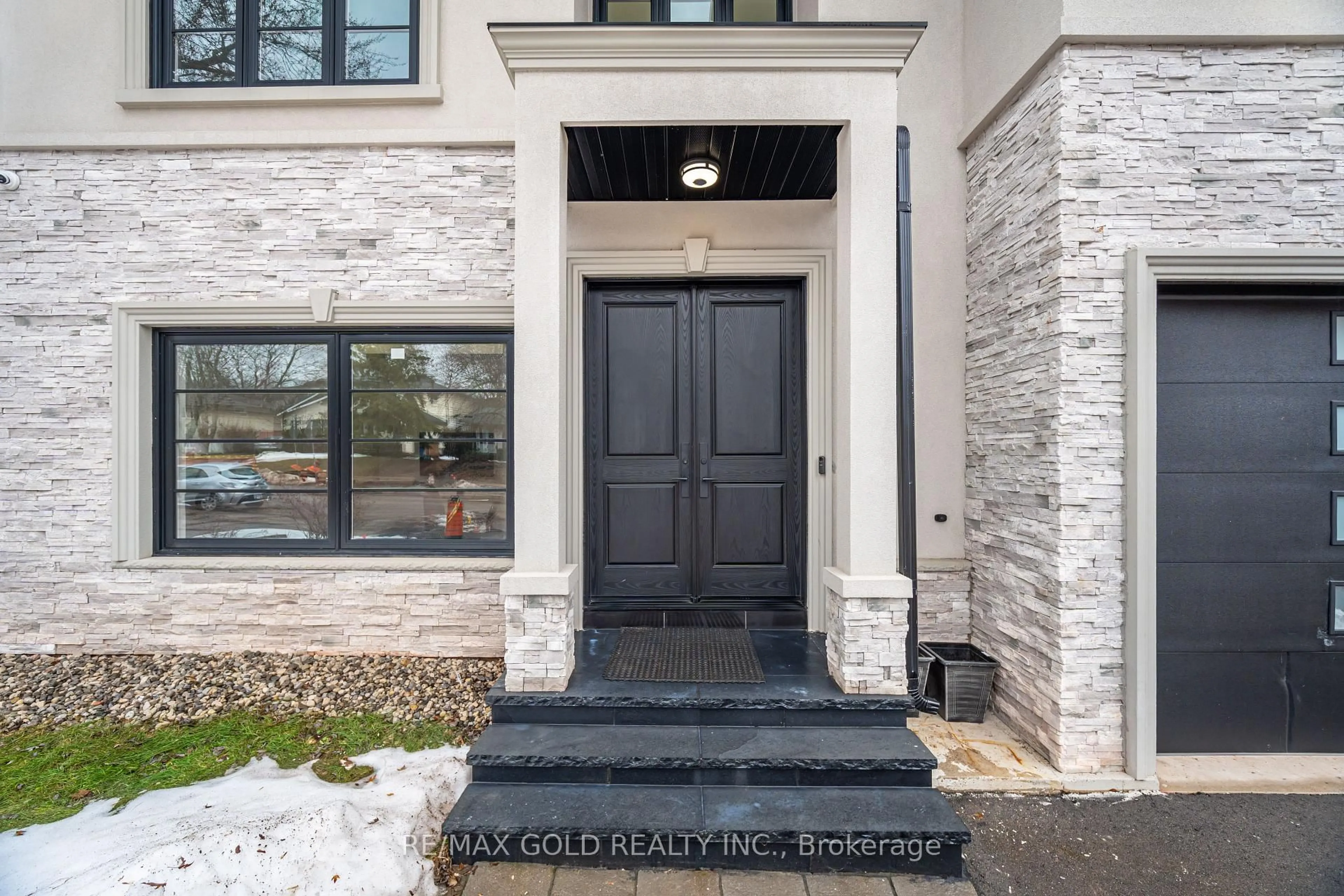 Indoor entryway for 70 Mccraney St, Oakville Ontario L6H 1H4